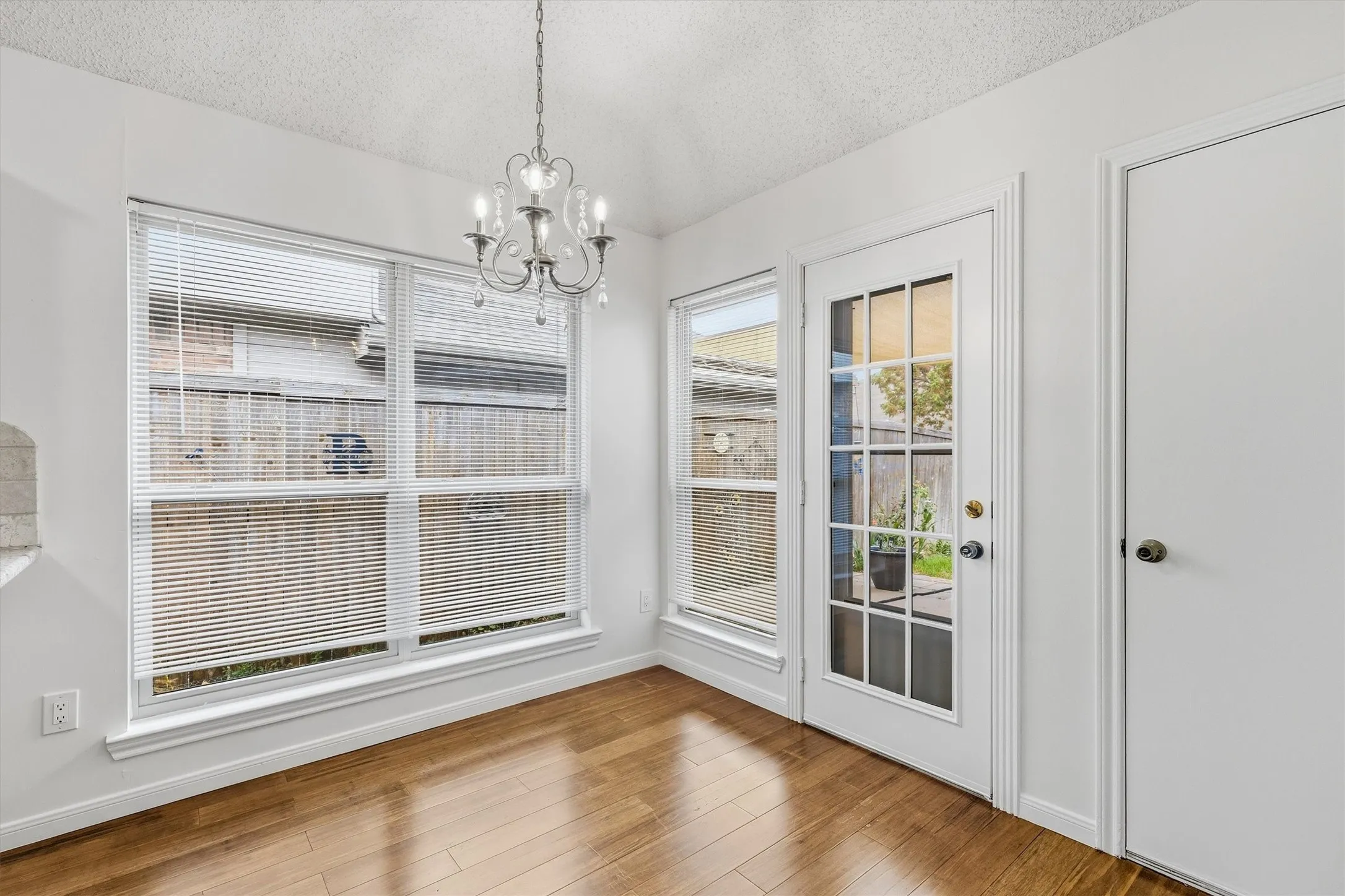 Single Family Residence For Sale in Denton County , 2031 Greenview Drive A, Carrollton, Texas 75010, 3 Bedroom, 2 Bathroom, 2 Garage spaces, 1,351 Sqft, built in 1991, mls#21398004, Real Estate Agent in Carrollton, Homes For Sale in Denton county, Homes For Sale in Carrollton, Realtor in Carrollton Texas, Real Estate Brokerage Independent Realty Texas, Luminita Cordes Realtor
