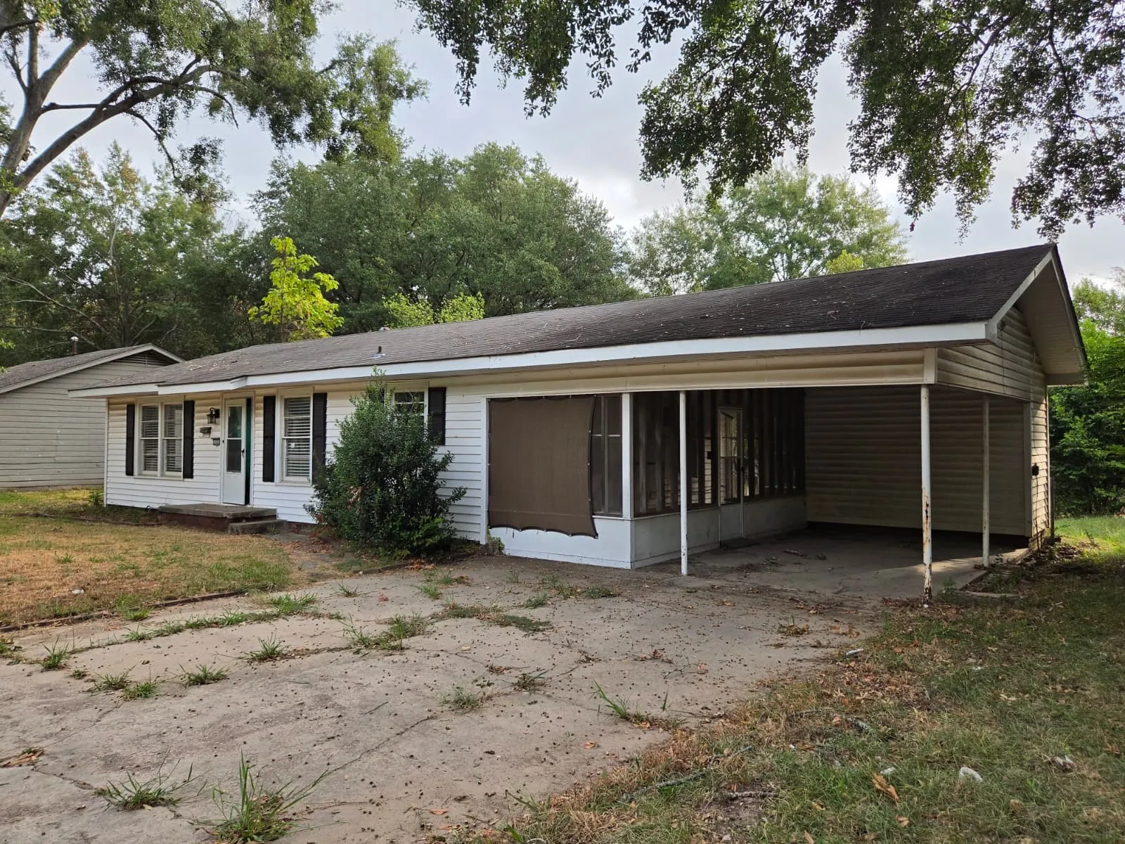 Single Family Residence For Sale in Upshur County , 1007 N Montgomery Street, Gilmer, Texas 75644, 2 Bedroom, 1 Bathroom, Garage spaces, 1,140 Sqft, built in 1950, mls#21400353, Real Estate Agent in Gilmer, Homes For Sale in Upshur county, Homes For Sale in Gilmer, Realtor in Gilmer Texas, Real Estate Brokerage Independent Realty Texas, Luminita Cordes Realtor
