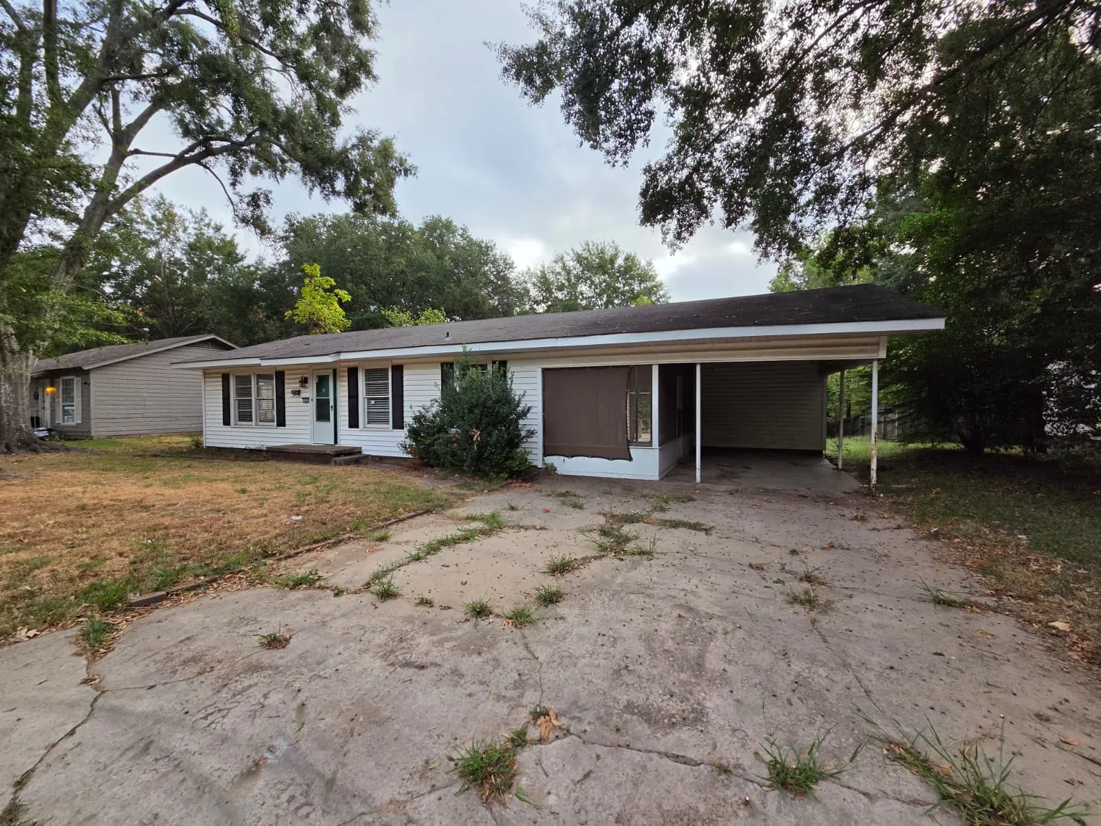 Single Family Residence For Sale in Upshur County , 1007 N Montgomery Street, Gilmer, Texas 75644, 2 Bedroom, 1 Bathroom, Garage spaces, 1,140 Sqft, built in 1950, mls#21400353, Real Estate Agent in Gilmer, Homes For Sale in Upshur county, Homes For Sale in Gilmer, Realtor in Gilmer Texas, Real Estate Brokerage Independent Realty Texas, Luminita Cordes Realtor