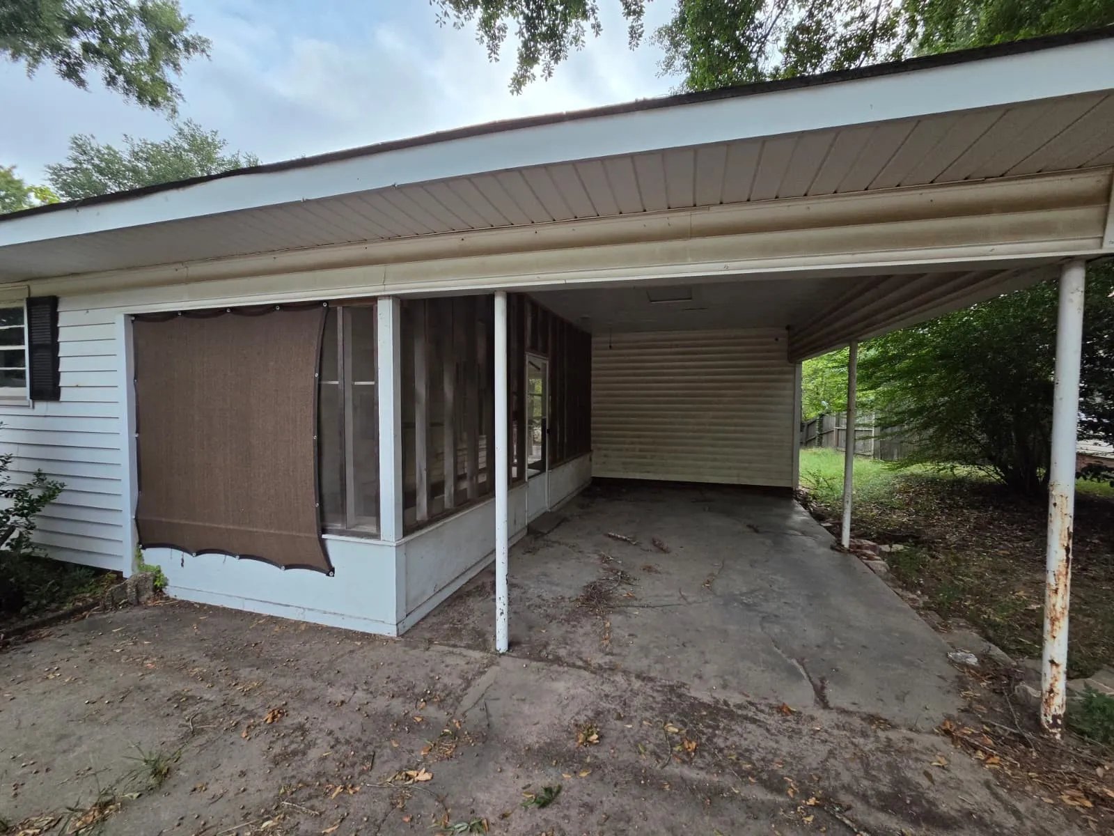 Single Family Residence For Sale in Upshur County , 1007 N Montgomery Street, Gilmer, Texas 75644, 2 Bedroom, 1 Bathroom, Garage spaces, 1,140 Sqft, built in 1950, mls#21400353, Real Estate Agent in Gilmer, Homes For Sale in Upshur county, Homes For Sale in Gilmer, Realtor in Gilmer Texas, Real Estate Brokerage Independent Realty Texas, Luminita Cordes Realtor
