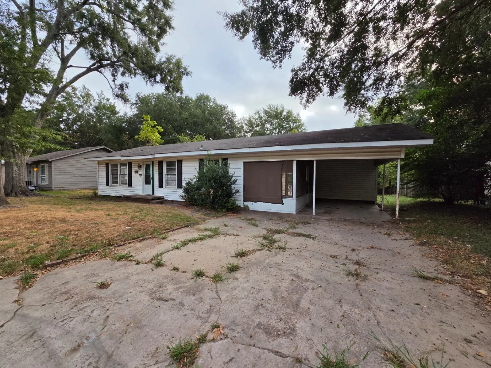 Single Family Residence For Sale in Upshur County , 1007 N Montgomery Street, Gilmer, Texas 75644, 2 Bedroom, 1 Bathroom, Garage spaces, 1,140 Sqft, built in 1950, mls#21400353, Real Estate Agent in Gilmer, Homes For Sale in Upshur county, Homes For Sale in Gilmer, Realtor in Gilmer Texas, Real Estate Brokerage Independent Realty Texas, Luminita Cordes Realtor