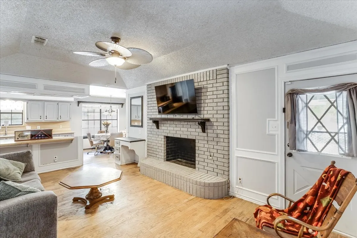 Single Family Residence For Sale in Ellis County , 3211 Bluegrass Drive, Midlothian, Texas 76065, 4 Bedroom, 2 Bathroom, 2 Garage spaces, 1,643 Sqft, built in 1983, mls#21399194, Real Estate Agent in Midlothian, Homes For Sale in Ellis county, Homes For Sale in Midlothian, Realtor in Midlothian Texas, Real Estate Brokerage Independent Realty Texas, Luminita Cordes Realtor