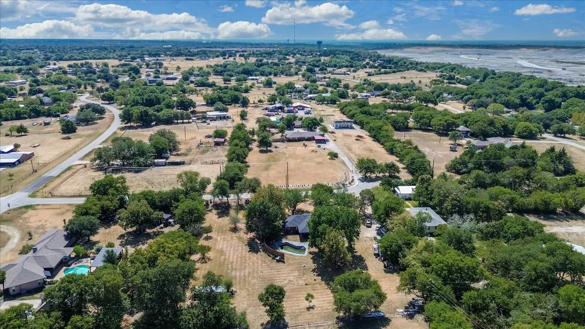Single Family Residence For Sale in Ellis County , 3211 Bluegrass Drive, Midlothian, Texas 76065, 4 Bedroom, 2 Bathroom, 2 Garage spaces, 1,643 Sqft, built in 1983, mls#21399194, Real Estate Agent in Midlothian, Homes For Sale in Ellis county, Homes For Sale in Midlothian, Realtor in Midlothian Texas, Real Estate Brokerage Independent Realty Texas, Luminita Cordes Realtor