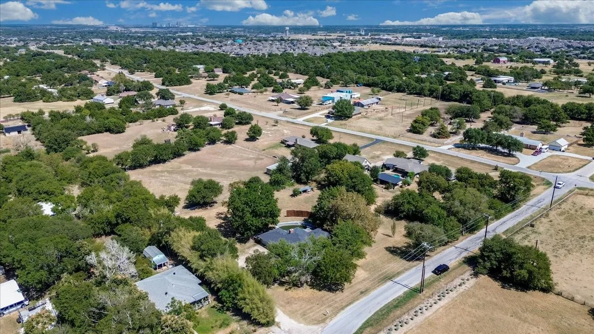 Single Family Residence For Sale in Ellis County , 3211 Bluegrass Drive, Midlothian, Texas 76065, 4 Bedroom, 2 Bathroom, 2 Garage spaces, 1,643 Sqft, built in 1983, mls#21399194, Real Estate Agent in Midlothian, Homes For Sale in Ellis county, Homes For Sale in Midlothian, Realtor in Midlothian Texas, Real Estate Brokerage Independent Realty Texas, Luminita Cordes Realtor