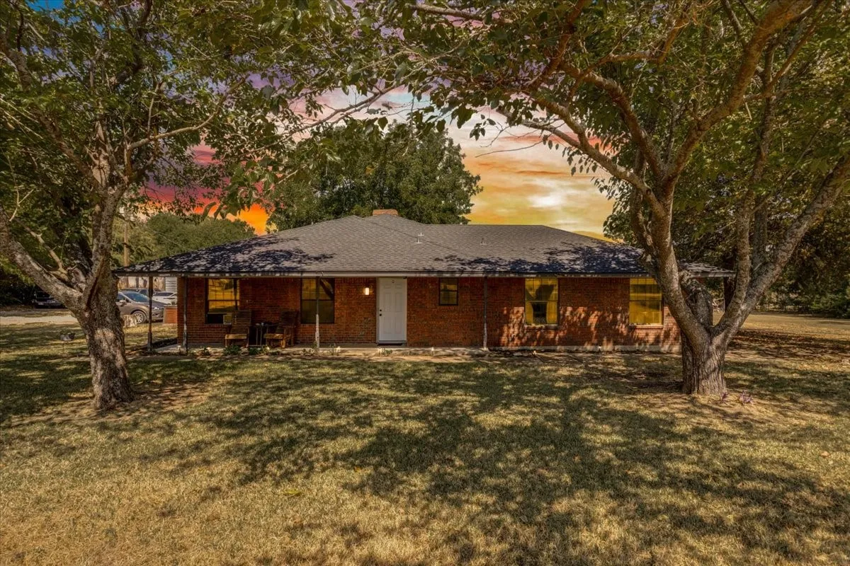 Single Family Residence For Sale in Ellis County , 3211 Bluegrass Drive, Midlothian, Texas 76065, 4 Bedroom, 2 Bathroom, 2 Garage spaces, 1,643 Sqft, built in 1983, mls#21399194, Real Estate Agent in Midlothian, Homes For Sale in Ellis county, Homes For Sale in Midlothian, Realtor in Midlothian Texas, Real Estate Brokerage Independent Realty Texas, Luminita Cordes Realtor