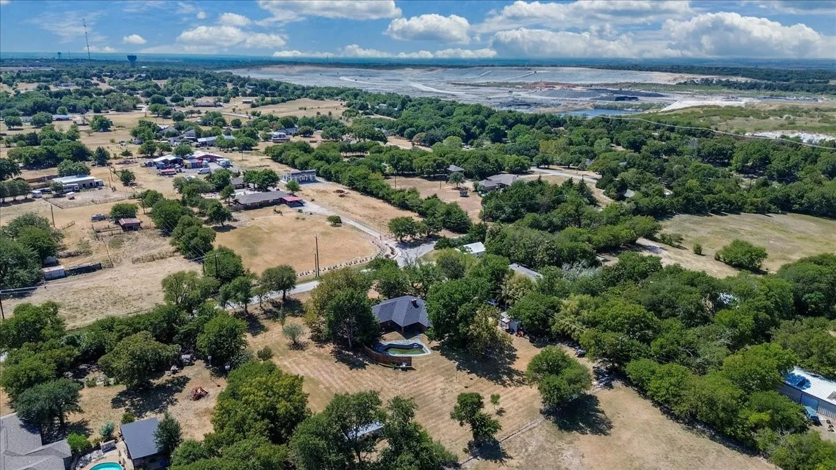 Single Family Residence For Sale in Ellis County , 3211 Bluegrass Drive, Midlothian, Texas 76065, 4 Bedroom, 2 Bathroom, 2 Garage spaces, 1,643 Sqft, built in 1983, mls#21399194, Real Estate Agent in Midlothian, Homes For Sale in Ellis county, Homes For Sale in Midlothian, Realtor in Midlothian Texas, Real Estate Brokerage Independent Realty Texas, Luminita Cordes Realtor