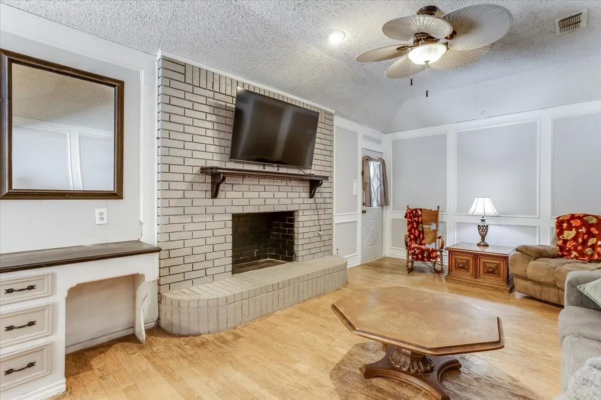 Single Family Residence For Sale in Ellis County , 3211 Bluegrass Drive, Midlothian, Texas 76065, 4 Bedroom, 2 Bathroom, 2 Garage spaces, 1,643 Sqft, built in 1983, mls#21399194, Real Estate Agent in Midlothian, Homes For Sale in Ellis county, Homes For Sale in Midlothian, Realtor in Midlothian Texas, Real Estate Brokerage Independent Realty Texas, Luminita Cordes Realtor