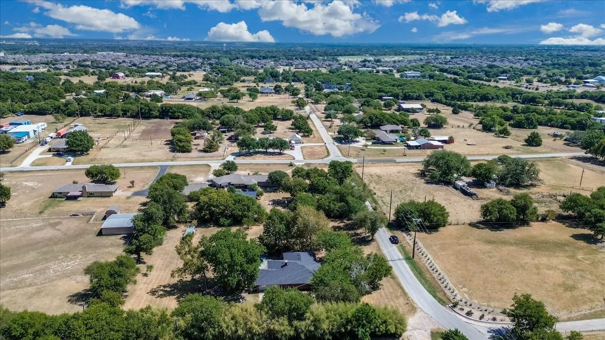 Single Family Residence For Sale in Ellis County , 3211 Bluegrass Drive, Midlothian, Texas 76065, 4 Bedroom, 2 Bathroom, 2 Garage spaces, 1,643 Sqft, built in 1983, mls#21399194, Real Estate Agent in Midlothian, Homes For Sale in Ellis county, Homes For Sale in Midlothian, Realtor in Midlothian Texas, Real Estate Brokerage Independent Realty Texas, Luminita Cordes Realtor