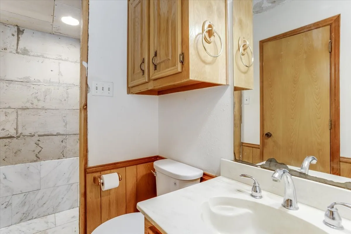 Single Family Residence For Sale in Ellis County , 3211 Bluegrass Drive, Midlothian, Texas 76065, 4 Bedroom, 2 Bathroom, 2 Garage spaces, 1,643 Sqft, built in 1983, mls#21399194, Real Estate Agent in Midlothian, Homes For Sale in Ellis county, Homes For Sale in Midlothian, Realtor in Midlothian Texas, Real Estate Brokerage Independent Realty Texas, Luminita Cordes Realtor