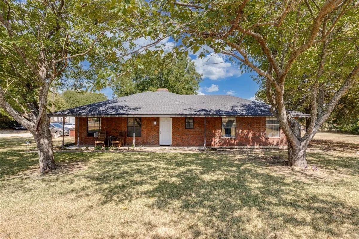Single Family Residence For Sale in Ellis County , 3211 Bluegrass Drive, Midlothian, Texas 76065, 4 Bedroom, 2 Bathroom, 2 Garage spaces, 1,643 Sqft, built in 1983, mls#21399194, Real Estate Agent in Midlothian, Homes For Sale in Ellis county, Homes For Sale in Midlothian, Realtor in Midlothian Texas, Real Estate Brokerage Independent Realty Texas, Luminita Cordes Realtor
