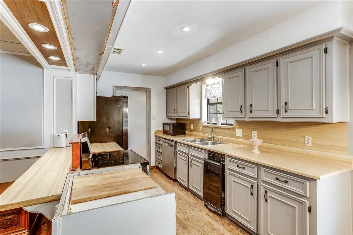 Single Family Residence For Sale in Ellis County , 3211 Bluegrass Drive, Midlothian, Texas 76065, 4 Bedroom, 2 Bathroom, 2 Garage spaces, 1,643 Sqft, built in 1983, mls#21399194, Real Estate Agent in Midlothian, Homes For Sale in Ellis county, Homes For Sale in Midlothian, Realtor in Midlothian Texas, Real Estate Brokerage Independent Realty Texas, Luminita Cordes Realtor