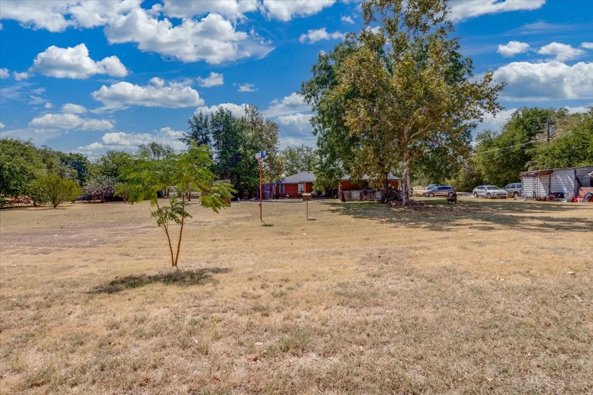 Single Family Residence For Sale in Ellis County , 3211 Bluegrass Drive, Midlothian, Texas 76065, 4 Bedroom, 2 Bathroom, 2 Garage spaces, 1,643 Sqft, built in 1983, mls#21399194, Real Estate Agent in Midlothian, Homes For Sale in Ellis county, Homes For Sale in Midlothian, Realtor in Midlothian Texas, Real Estate Brokerage Independent Realty Texas, Luminita Cordes Realtor