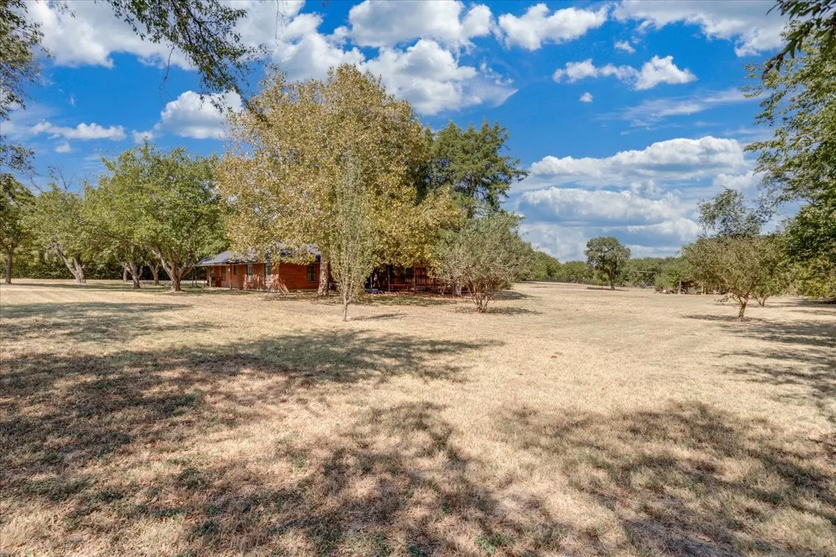 Single Family Residence For Sale in Ellis County , 3211 Bluegrass Drive, Midlothian, Texas 76065, 4 Bedroom, 2 Bathroom, 2 Garage spaces, 1,643 Sqft, built in 1983, mls#21399194, Real Estate Agent in Midlothian, Homes For Sale in Ellis county, Homes For Sale in Midlothian, Realtor in Midlothian Texas, Real Estate Brokerage Independent Realty Texas, Luminita Cordes Realtor