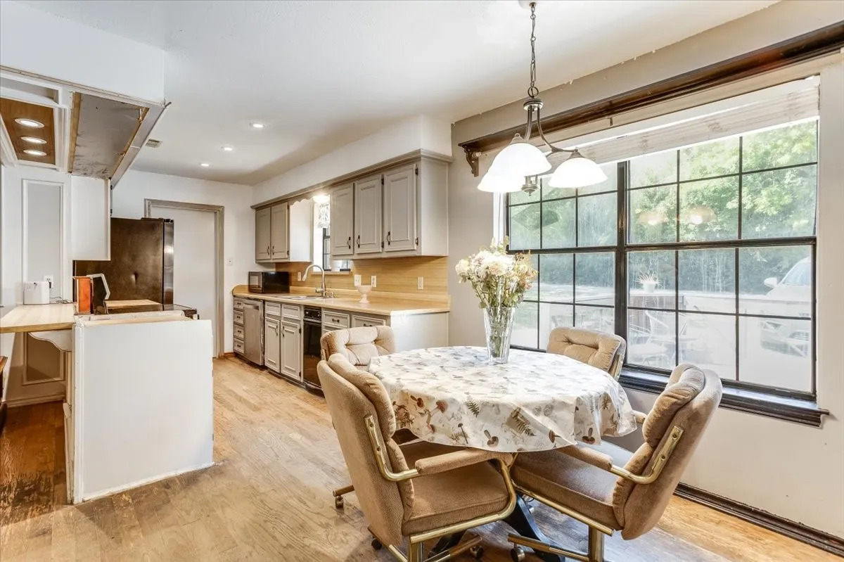 Single Family Residence For Sale in Ellis County , 3211 Bluegrass Drive, Midlothian, Texas 76065, 4 Bedroom, 2 Bathroom, 2 Garage spaces, 1,643 Sqft, built in 1983, mls#21399194, Real Estate Agent in Midlothian, Homes For Sale in Ellis county, Homes For Sale in Midlothian, Realtor in Midlothian Texas, Real Estate Brokerage Independent Realty Texas, Luminita Cordes Realtor