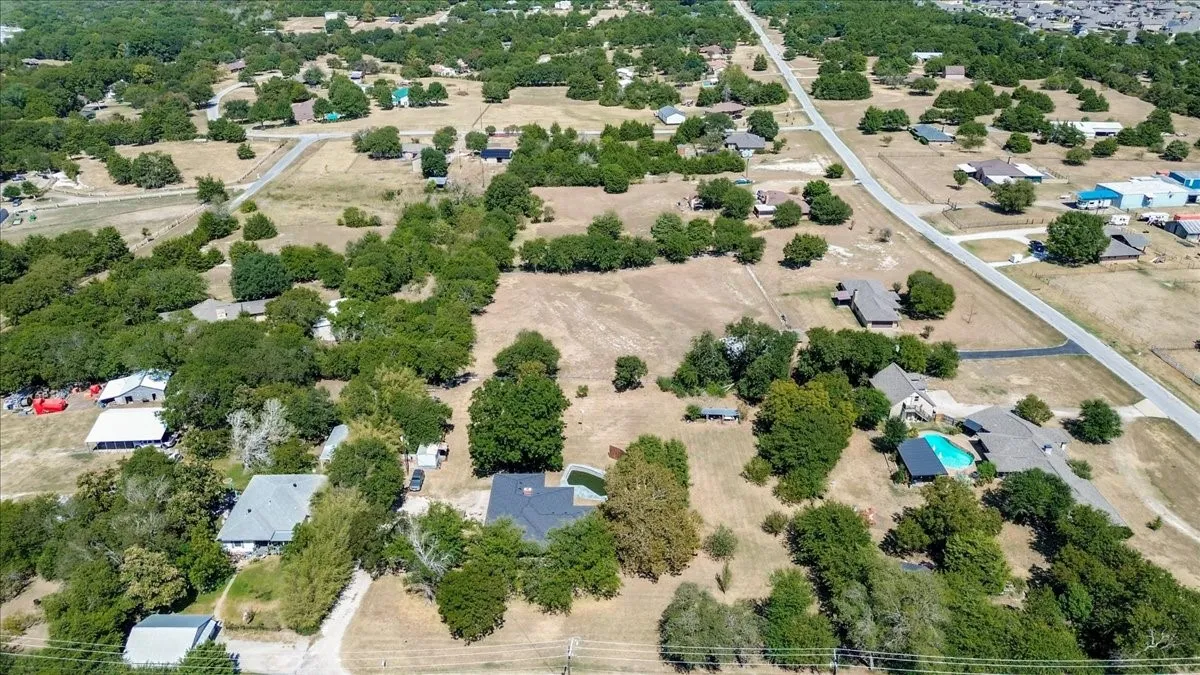 Single Family Residence For Sale in Ellis County , 3211 Bluegrass Drive, Midlothian, Texas 76065, 4 Bedroom, 2 Bathroom, 2 Garage spaces, 1,643 Sqft, built in 1983, mls#21399194, Real Estate Agent in Midlothian, Homes For Sale in Ellis county, Homes For Sale in Midlothian, Realtor in Midlothian Texas, Real Estate Brokerage Independent Realty Texas, Luminita Cordes Realtor