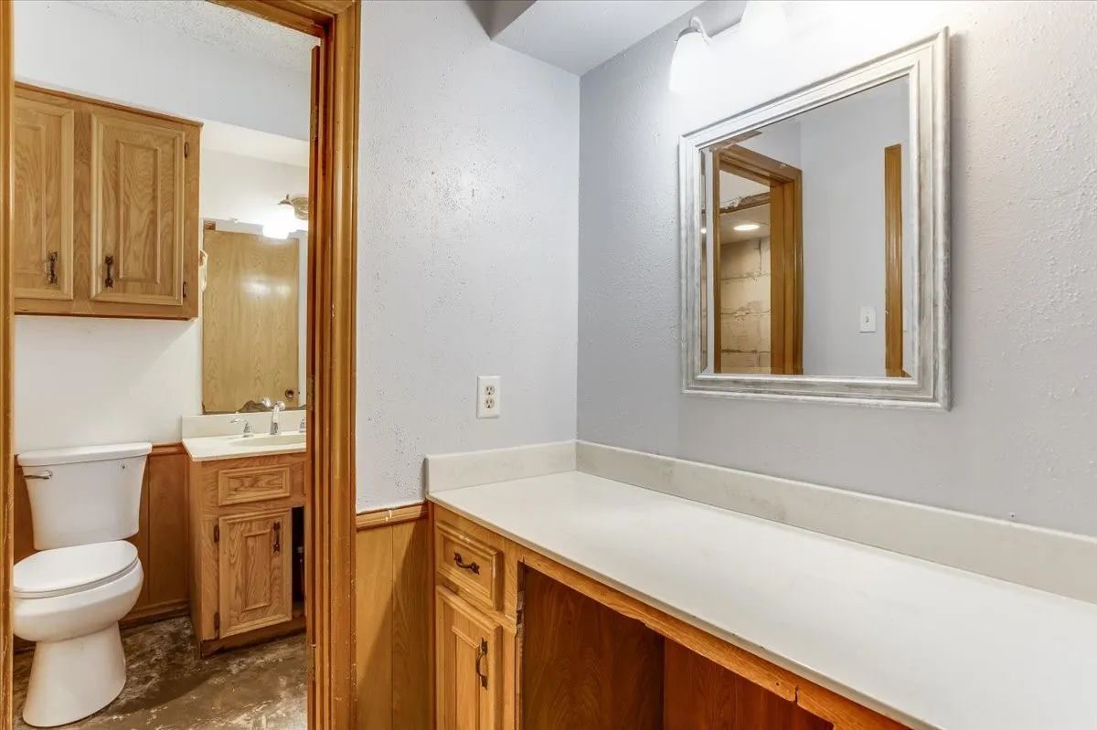 Single Family Residence For Sale in Ellis County , 3211 Bluegrass Drive, Midlothian, Texas 76065, 4 Bedroom, 2 Bathroom, 2 Garage spaces, 1,643 Sqft, built in 1983, mls#21399194, Real Estate Agent in Midlothian, Homes For Sale in Ellis county, Homes For Sale in Midlothian, Realtor in Midlothian Texas, Real Estate Brokerage Independent Realty Texas, Luminita Cordes Realtor
