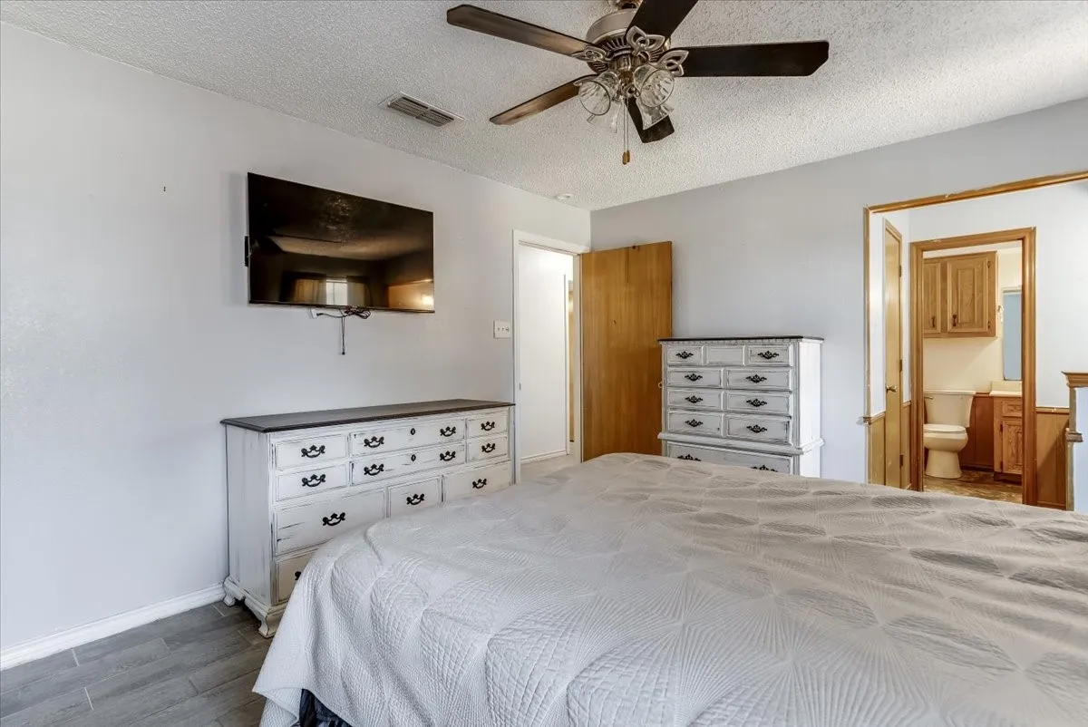 Single Family Residence For Sale in Ellis County , 3211 Bluegrass Drive, Midlothian, Texas 76065, 4 Bedroom, 2 Bathroom, 2 Garage spaces, 1,643 Sqft, built in 1983, mls#21399194, Real Estate Agent in Midlothian, Homes For Sale in Ellis county, Homes For Sale in Midlothian, Realtor in Midlothian Texas, Real Estate Brokerage Independent Realty Texas, Luminita Cordes Realtor