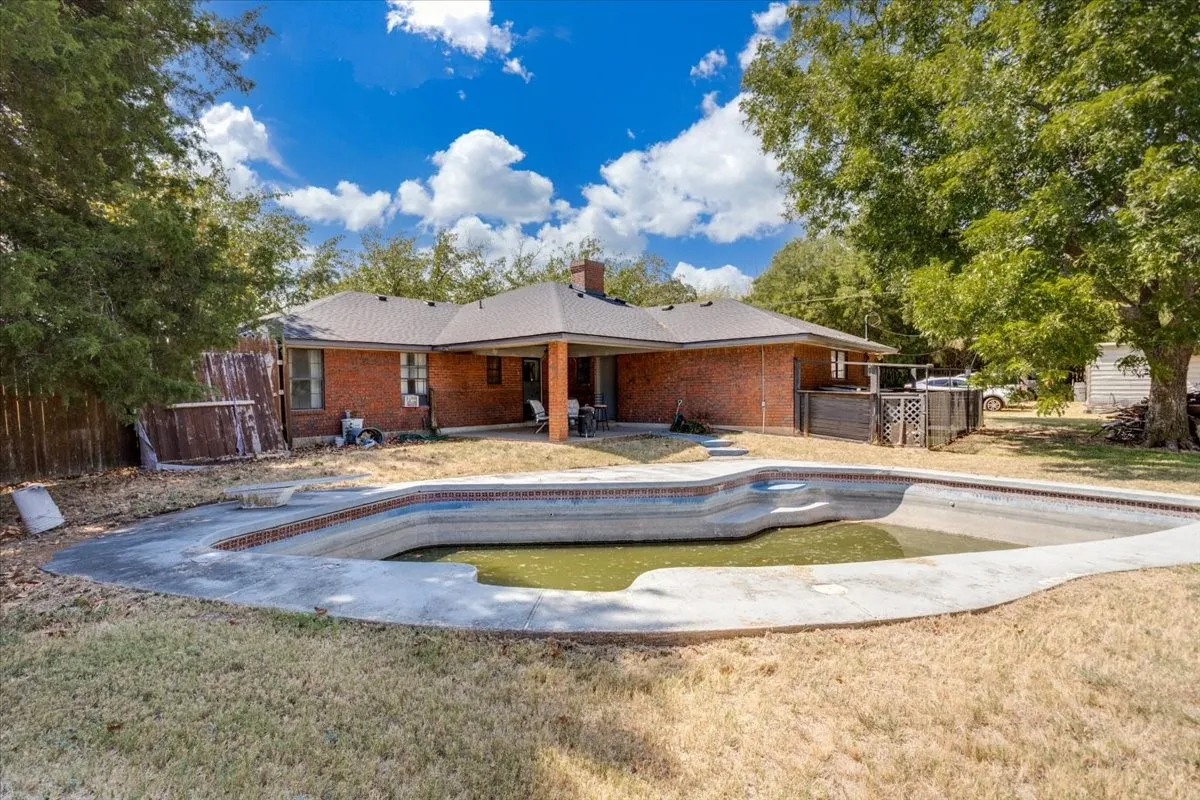 Single Family Residence For Sale in Ellis County , 3211 Bluegrass Drive, Midlothian, Texas 76065, 4 Bedroom, 2 Bathroom, 2 Garage spaces, 1,643 Sqft, built in 1983, mls#21399194, Real Estate Agent in Midlothian, Homes For Sale in Ellis county, Homes For Sale in Midlothian, Realtor in Midlothian Texas, Real Estate Brokerage Independent Realty Texas, Luminita Cordes Realtor