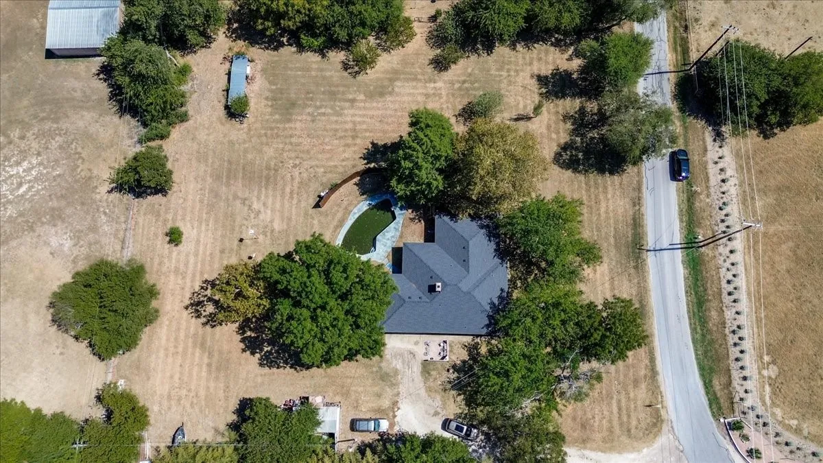 Single Family Residence For Sale in Ellis County , 3211 Bluegrass Drive, Midlothian, Texas 76065, 4 Bedroom, 2 Bathroom, 2 Garage spaces, 1,643 Sqft, built in 1983, mls#21399194, Real Estate Agent in Midlothian, Homes For Sale in Ellis county, Homes For Sale in Midlothian, Realtor in Midlothian Texas, Real Estate Brokerage Independent Realty Texas, Luminita Cordes Realtor