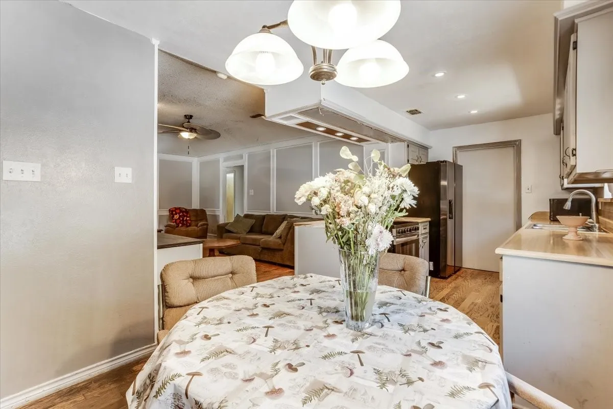 Single Family Residence For Sale in Ellis County , 3211 Bluegrass Drive, Midlothian, Texas 76065, 4 Bedroom, 2 Bathroom, 2 Garage spaces, 1,643 Sqft, built in 1983, mls#21399194, Real Estate Agent in Midlothian, Homes For Sale in Ellis county, Homes For Sale in Midlothian, Realtor in Midlothian Texas, Real Estate Brokerage Independent Realty Texas, Luminita Cordes Realtor