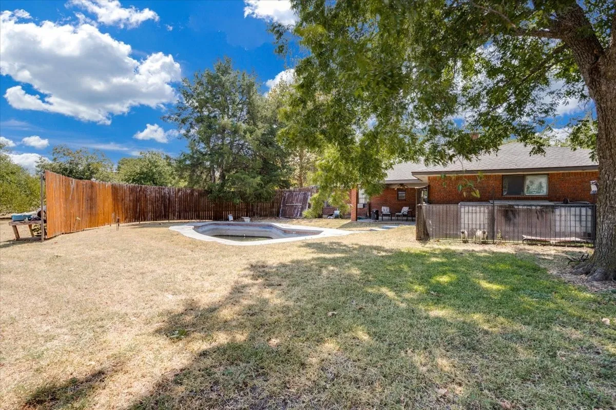 Single Family Residence For Sale in Ellis County , 3211 Bluegrass Drive, Midlothian, Texas 76065, 4 Bedroom, 2 Bathroom, 2 Garage spaces, 1,643 Sqft, built in 1983, mls#21399194, Real Estate Agent in Midlothian, Homes For Sale in Ellis county, Homes For Sale in Midlothian, Realtor in Midlothian Texas, Real Estate Brokerage Independent Realty Texas, Luminita Cordes Realtor