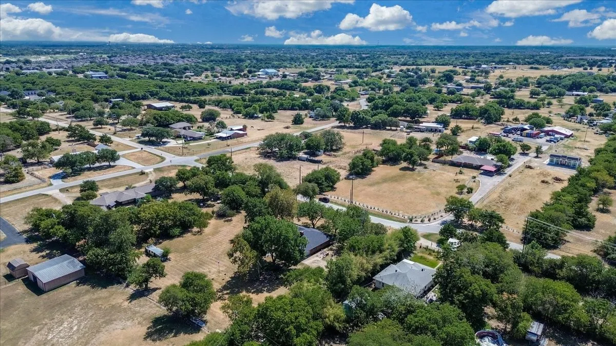 Single Family Residence For Sale in Ellis County , 3211 Bluegrass Drive, Midlothian, Texas 76065, 4 Bedroom, 2 Bathroom, 2 Garage spaces, 1,643 Sqft, built in 1983, mls#21399194, Real Estate Agent in Midlothian, Homes For Sale in Ellis county, Homes For Sale in Midlothian, Realtor in Midlothian Texas, Real Estate Brokerage Independent Realty Texas, Luminita Cordes Realtor