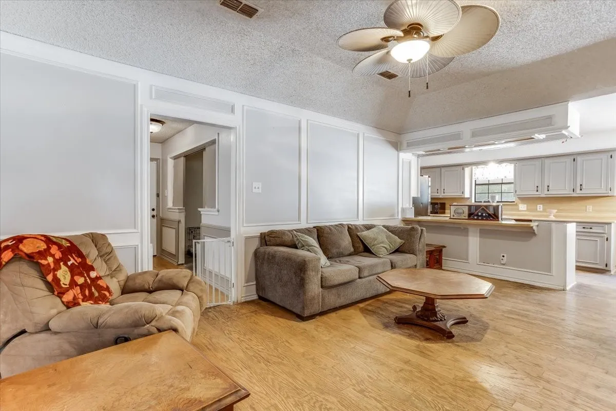 Single Family Residence For Sale in Ellis County , 3211 Bluegrass Drive, Midlothian, Texas 76065, 4 Bedroom, 2 Bathroom, 2 Garage spaces, 1,643 Sqft, built in 1983, mls#21399194, Real Estate Agent in Midlothian, Homes For Sale in Ellis county, Homes For Sale in Midlothian, Realtor in Midlothian Texas, Real Estate Brokerage Independent Realty Texas, Luminita Cordes Realtor