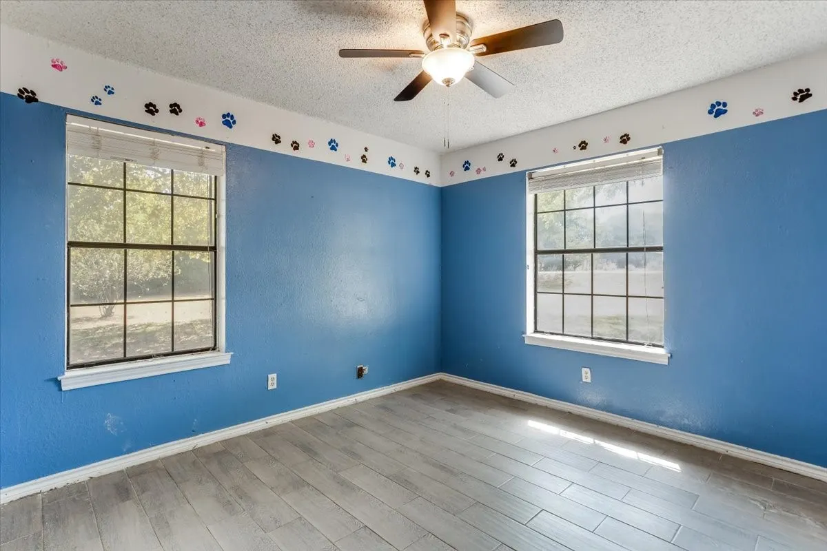 Single Family Residence For Sale in Ellis County , 3211 Bluegrass Drive, Midlothian, Texas 76065, 4 Bedroom, 2 Bathroom, 2 Garage spaces, 1,643 Sqft, built in 1983, mls#21399194, Real Estate Agent in Midlothian, Homes For Sale in Ellis county, Homes For Sale in Midlothian, Realtor in Midlothian Texas, Real Estate Brokerage Independent Realty Texas, Luminita Cordes Realtor