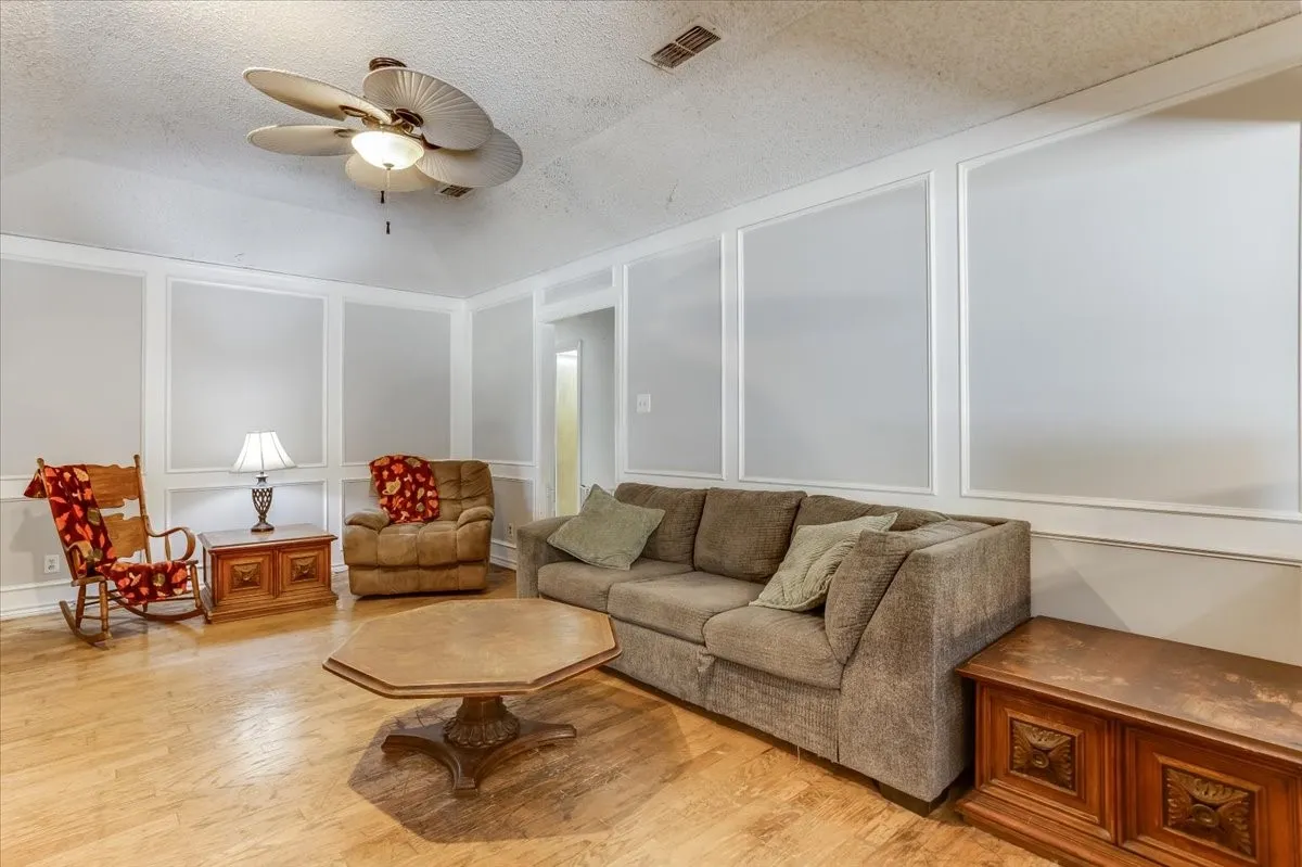 Single Family Residence For Sale in Ellis County , 3211 Bluegrass Drive, Midlothian, Texas 76065, 4 Bedroom, 2 Bathroom, 2 Garage spaces, 1,643 Sqft, built in 1983, mls#21399194, Real Estate Agent in Midlothian, Homes For Sale in Ellis county, Homes For Sale in Midlothian, Realtor in Midlothian Texas, Real Estate Brokerage Independent Realty Texas, Luminita Cordes Realtor