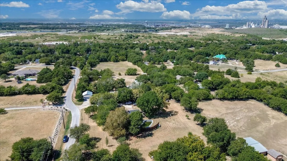 Single Family Residence For Sale in Ellis County , 3211 Bluegrass Drive, Midlothian, Texas 76065, 4 Bedroom, 2 Bathroom, 2 Garage spaces, 1,643 Sqft, built in 1983, mls#21399194, Real Estate Agent in Midlothian, Homes For Sale in Ellis county, Homes For Sale in Midlothian, Realtor in Midlothian Texas, Real Estate Brokerage Independent Realty Texas, Luminita Cordes Realtor