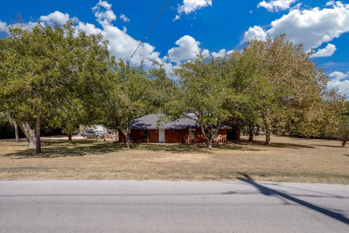 Single Family Residence For Sale in Ellis County , 3211 Bluegrass Drive, Midlothian, Texas 76065, 4 Bedroom, 2 Bathroom, 2 Garage spaces, 1,643 Sqft, built in 1983, mls#21399194, Real Estate Agent in Midlothian, Homes For Sale in Ellis county, Homes For Sale in Midlothian, Realtor in Midlothian Texas, Real Estate Brokerage Independent Realty Texas, Luminita Cordes Realtor