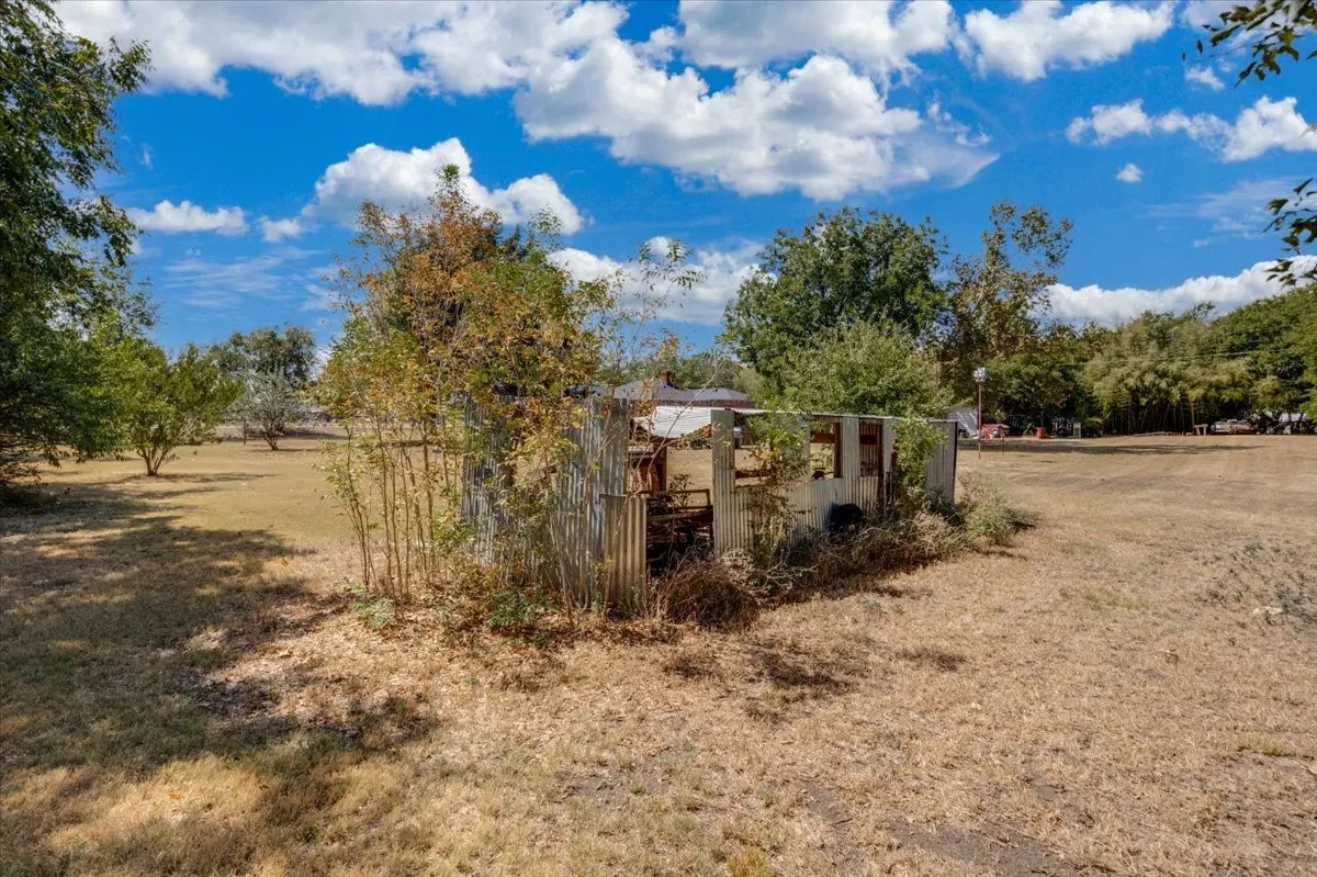Single Family Residence For Sale in Ellis County , 3211 Bluegrass Drive, Midlothian, Texas 76065, 4 Bedroom, 2 Bathroom, 2 Garage spaces, 1,643 Sqft, built in 1983, mls#21399194, Real Estate Agent in Midlothian, Homes For Sale in Ellis county, Homes For Sale in Midlothian, Realtor in Midlothian Texas, Real Estate Brokerage Independent Realty Texas, Luminita Cordes Realtor