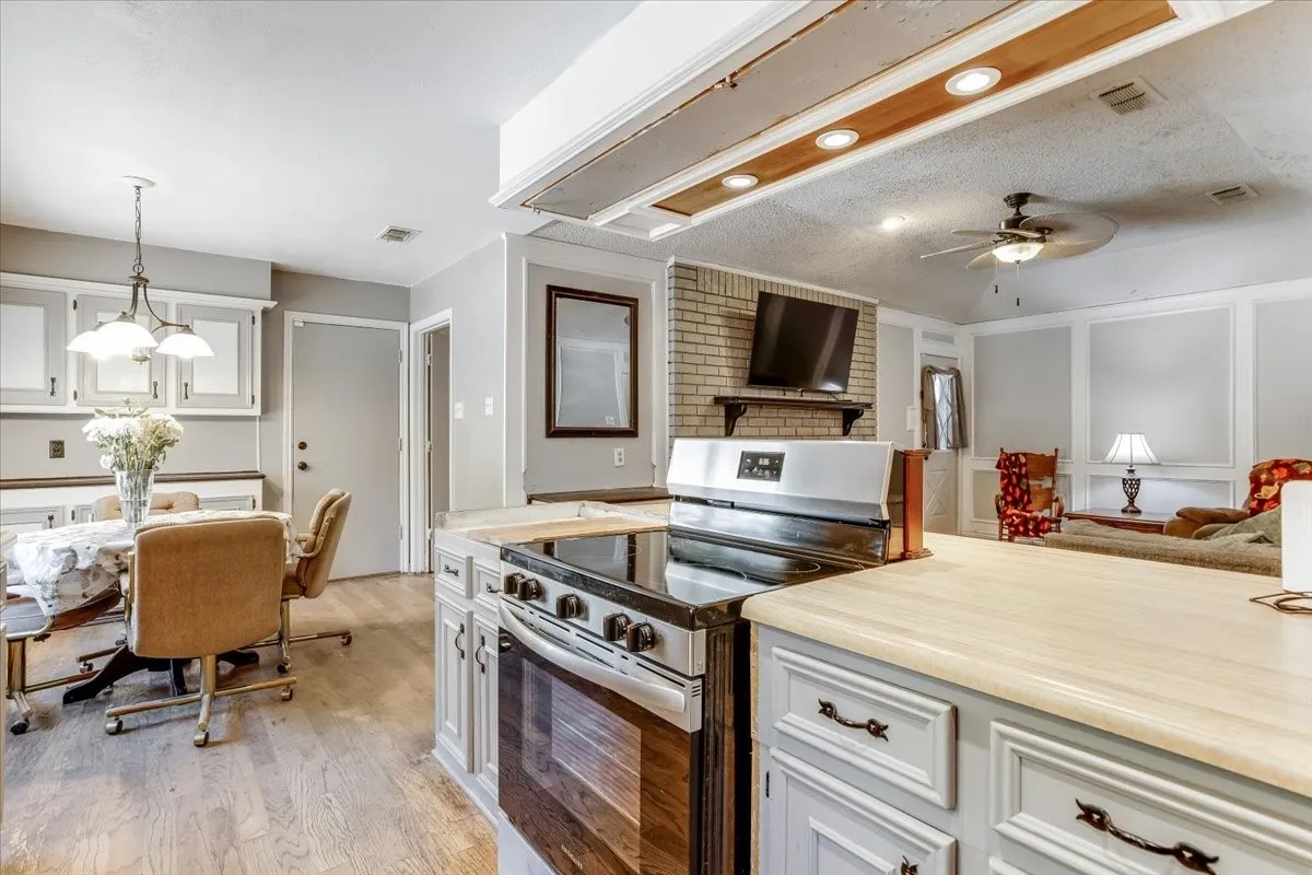 Single Family Residence For Sale in Ellis County , 3211 Bluegrass Drive, Midlothian, Texas 76065, 4 Bedroom, 2 Bathroom, 2 Garage spaces, 1,643 Sqft, built in 1983, mls#21399194, Real Estate Agent in Midlothian, Homes For Sale in Ellis county, Homes For Sale in Midlothian, Realtor in Midlothian Texas, Real Estate Brokerage Independent Realty Texas, Luminita Cordes Realtor