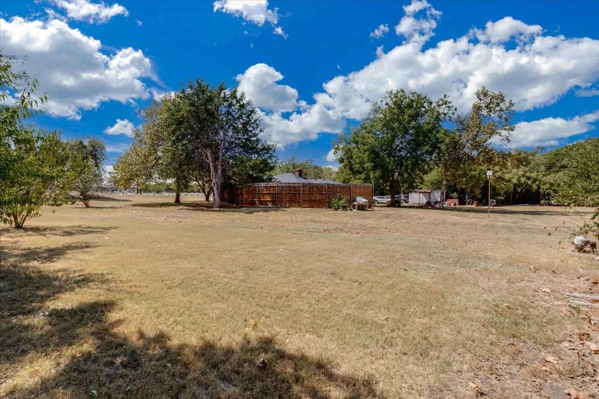 Single Family Residence For Sale in Ellis County , 3211 Bluegrass Drive, Midlothian, Texas 76065, 4 Bedroom, 2 Bathroom, 2 Garage spaces, 1,643 Sqft, built in 1983, mls#21399194, Real Estate Agent in Midlothian, Homes For Sale in Ellis county, Homes For Sale in Midlothian, Realtor in Midlothian Texas, Real Estate Brokerage Independent Realty Texas, Luminita Cordes Realtor