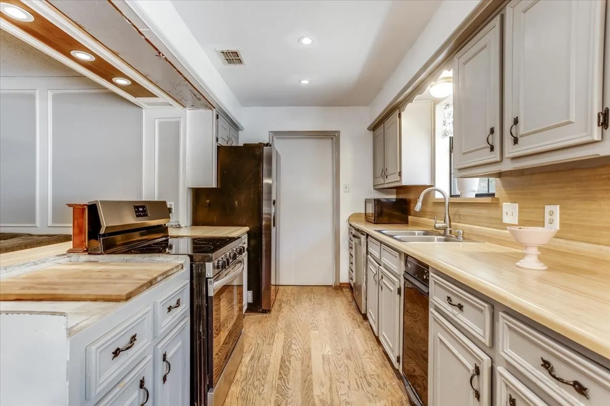 Single Family Residence For Sale in Ellis County , 3211 Bluegrass Drive, Midlothian, Texas 76065, 4 Bedroom, 2 Bathroom, 2 Garage spaces, 1,643 Sqft, built in 1983, mls#21399194, Real Estate Agent in Midlothian, Homes For Sale in Ellis county, Homes For Sale in Midlothian, Realtor in Midlothian Texas, Real Estate Brokerage Independent Realty Texas, Luminita Cordes Realtor