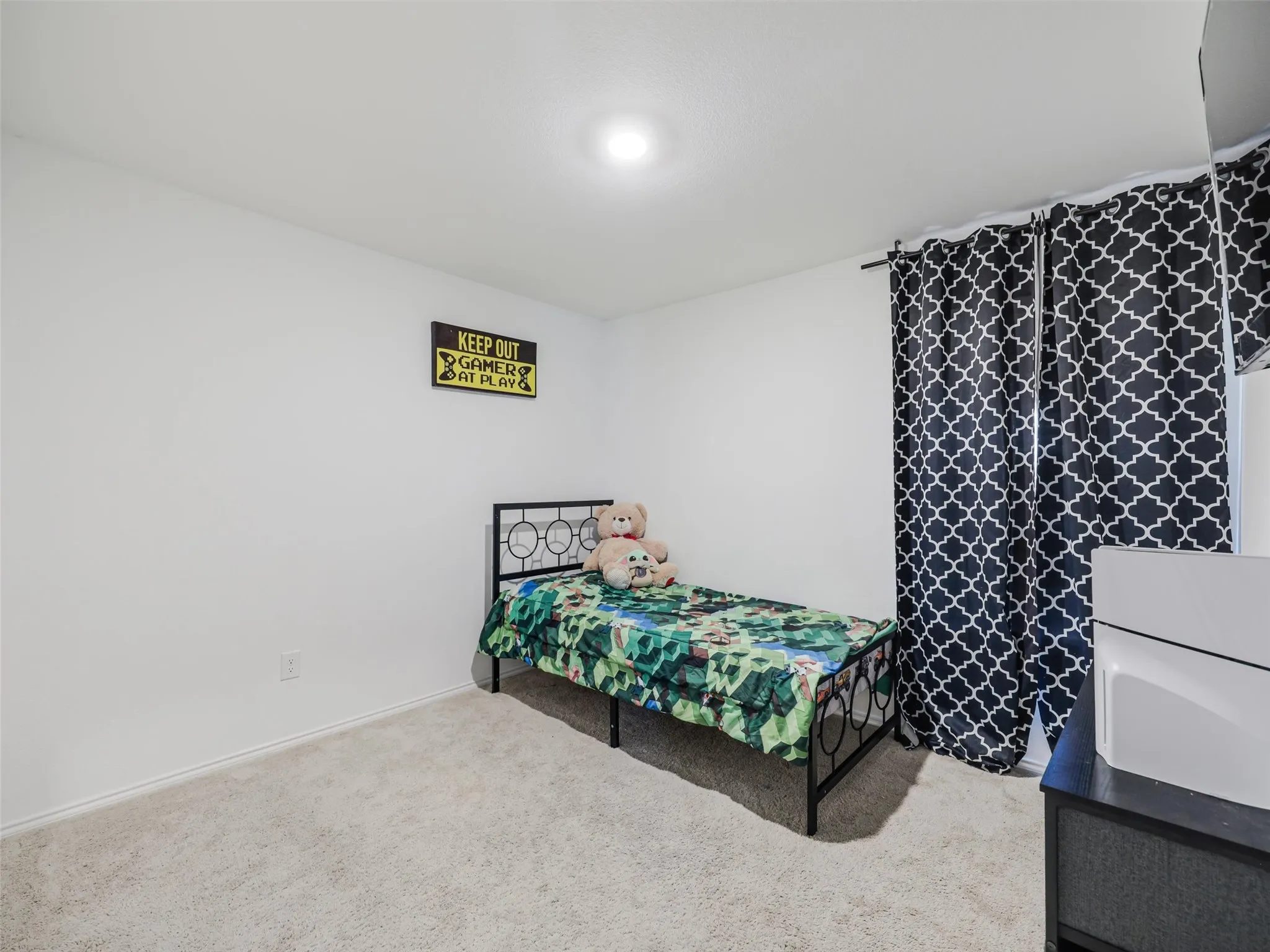 Recessed ceiling light, white walls, and light-toned carpet
