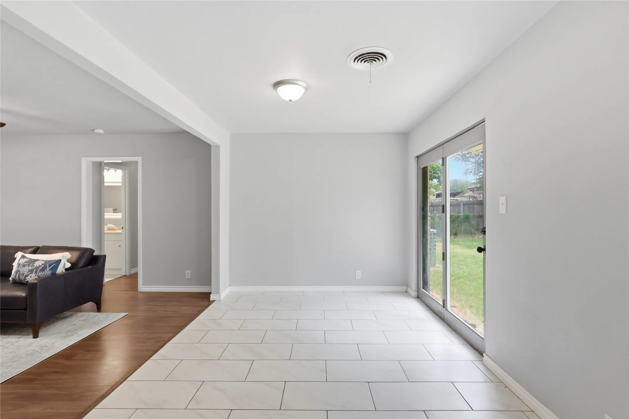 Single Family Residence For Sale in Tarrant County , 2114 Brookshire Street, Arlington, Texas 76010, 3 Bedroom, 2 Bathroom, 1 Garage spaces, 1,173 Sqft, built in 1959, mls#21400800, Real Estate Agent in Arlington, Homes For Sale in Tarrant county, Homes For Sale in Arlington, Realtor in Arlington Texas, Real Estate Brokerage Independent Realty Texas, Luminita Cordes Realtor