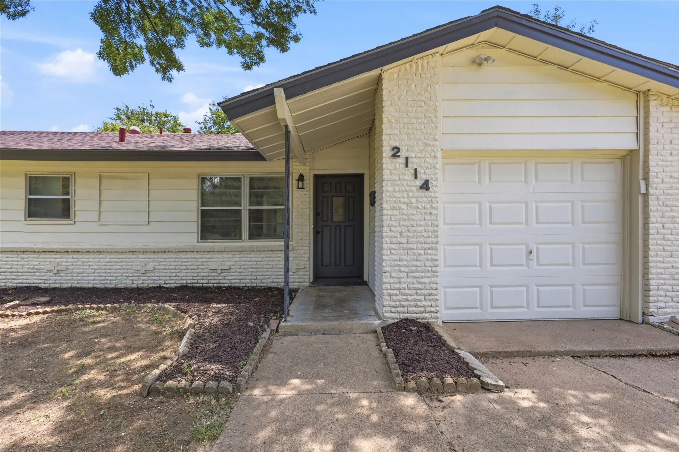 Single Family Residence For Sale in Tarrant County , 2114 Brookshire Street, Arlington, Texas 76010, 3 Bedroom, 2 Bathroom, 1 Garage spaces, 1,173 Sqft, built in 1959, mls#21400800, Real Estate Agent in Arlington, Homes For Sale in Tarrant county, Homes For Sale in Arlington, Realtor in Arlington Texas, Real Estate Brokerage Independent Realty Texas, Luminita Cordes Realtor