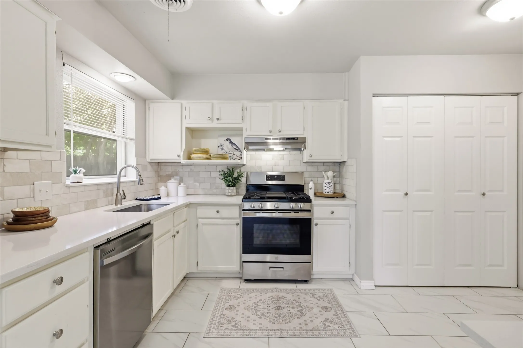 Single Family Residence For Sale in Tarrant County , 2114 Brookshire Street, Arlington, Texas 76010, 3 Bedroom, 2 Bathroom, 1 Garage spaces, 1,173 Sqft, built in 1959, mls#21400800, Real Estate Agent in Arlington, Homes For Sale in Tarrant county, Homes For Sale in Arlington, Realtor in Arlington Texas, Real Estate Brokerage Independent Realty Texas, Luminita Cordes Realtor