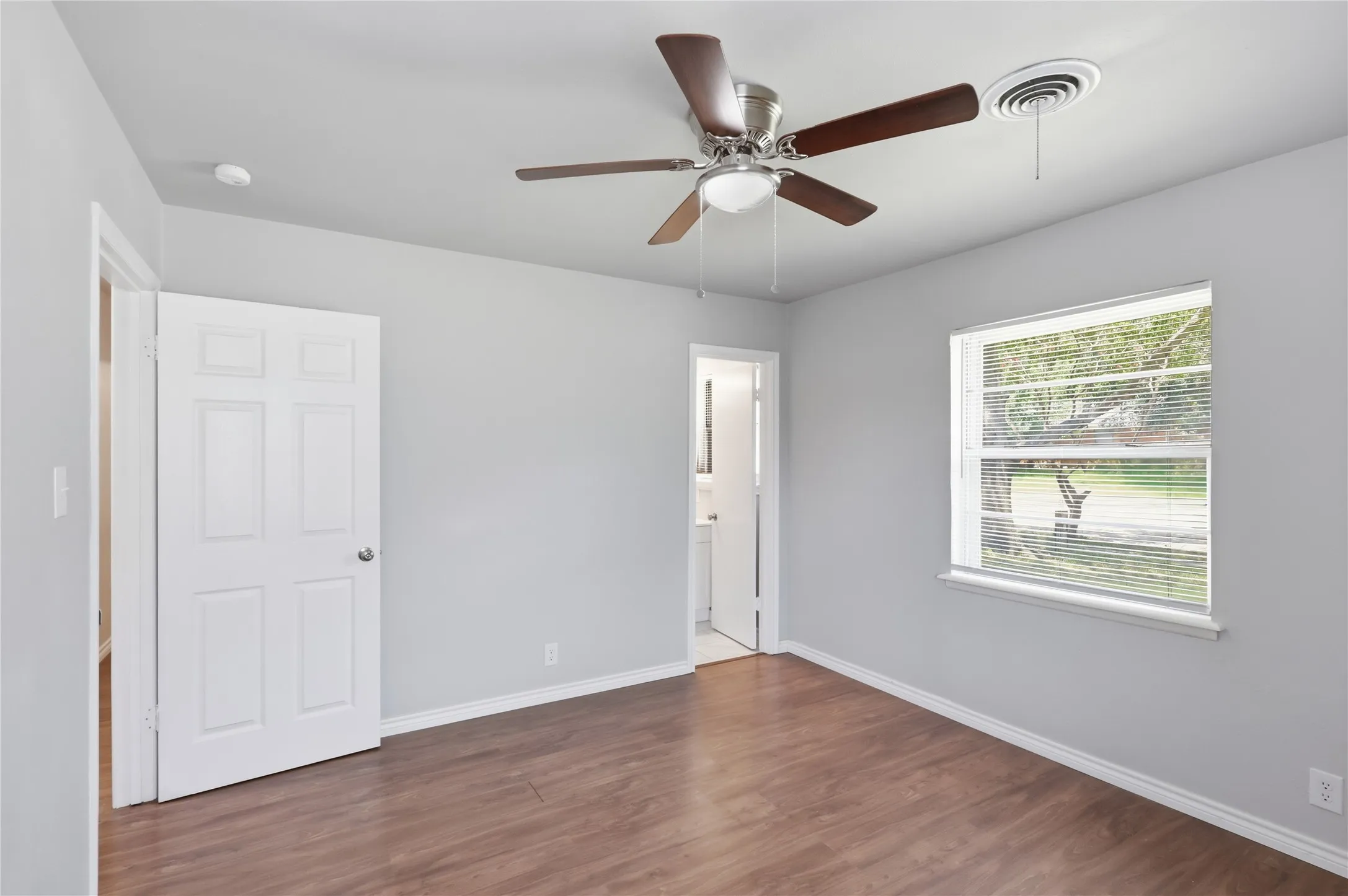 Single Family Residence For Sale in Tarrant County , 2114 Brookshire Street, Arlington, Texas 76010, 3 Bedroom, 2 Bathroom, 1 Garage spaces, 1,173 Sqft, built in 1959, mls#21400800, Real Estate Agent in Arlington, Homes For Sale in Tarrant county, Homes For Sale in Arlington, Realtor in Arlington Texas, Real Estate Brokerage Independent Realty Texas, Luminita Cordes Realtor