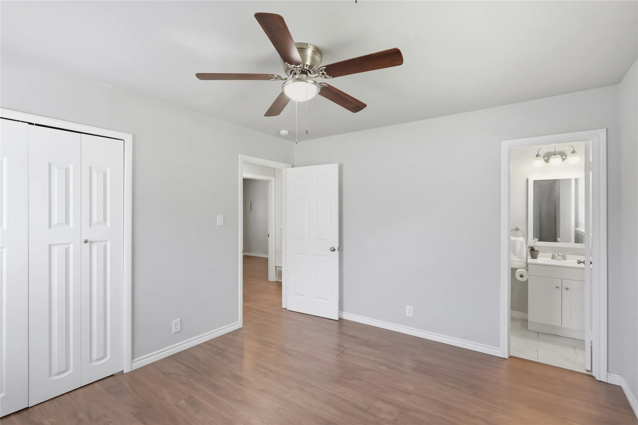 Single Family Residence For Sale in Tarrant County , 2114 Brookshire Street, Arlington, Texas 76010, 3 Bedroom, 2 Bathroom, 1 Garage spaces, 1,173 Sqft, built in 1959, mls#21400800, Real Estate Agent in Arlington, Homes For Sale in Tarrant county, Homes For Sale in Arlington, Realtor in Arlington Texas, Real Estate Brokerage Independent Realty Texas, Luminita Cordes Realtor