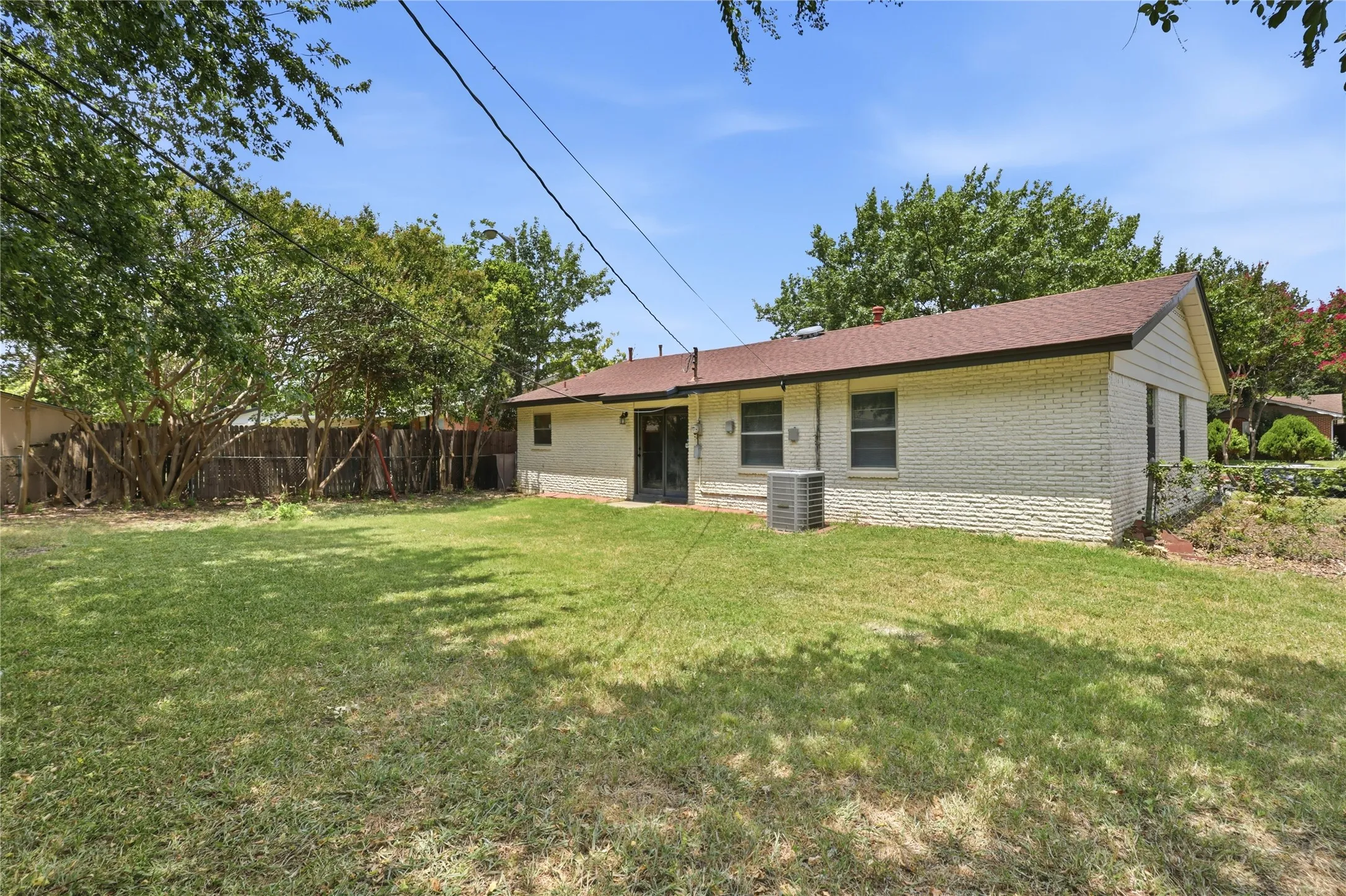Single Family Residence For Sale in Tarrant County , 2114 Brookshire Street, Arlington, Texas 76010, 3 Bedroom, 2 Bathroom, 1 Garage spaces, 1,173 Sqft, built in 1959, mls#21400800, Real Estate Agent in Arlington, Homes For Sale in Tarrant county, Homes For Sale in Arlington, Realtor in Arlington Texas, Real Estate Brokerage Independent Realty Texas, Luminita Cordes Realtor