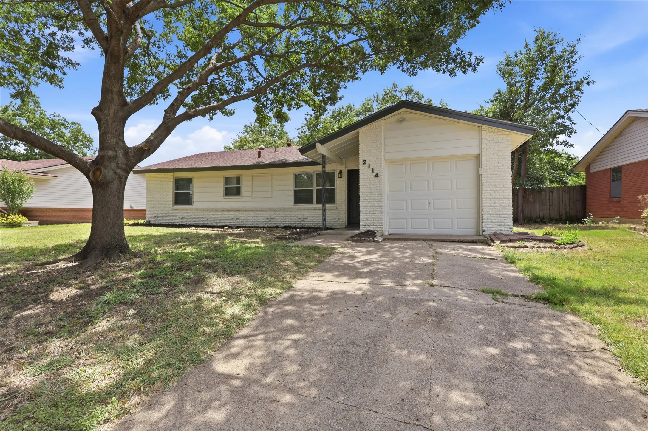 Single Family Residence For Sale in Tarrant County , 2114 Brookshire Street, Arlington, Texas 76010, 3 Bedroom, 2 Bathroom, 1 Garage spaces, 1,173 Sqft, built in 1959, mls#21400800, Real Estate Agent in Arlington, Homes For Sale in Tarrant county, Homes For Sale in Arlington, Realtor in Arlington Texas, Real Estate Brokerage Independent Realty Texas, Luminita Cordes Realtor