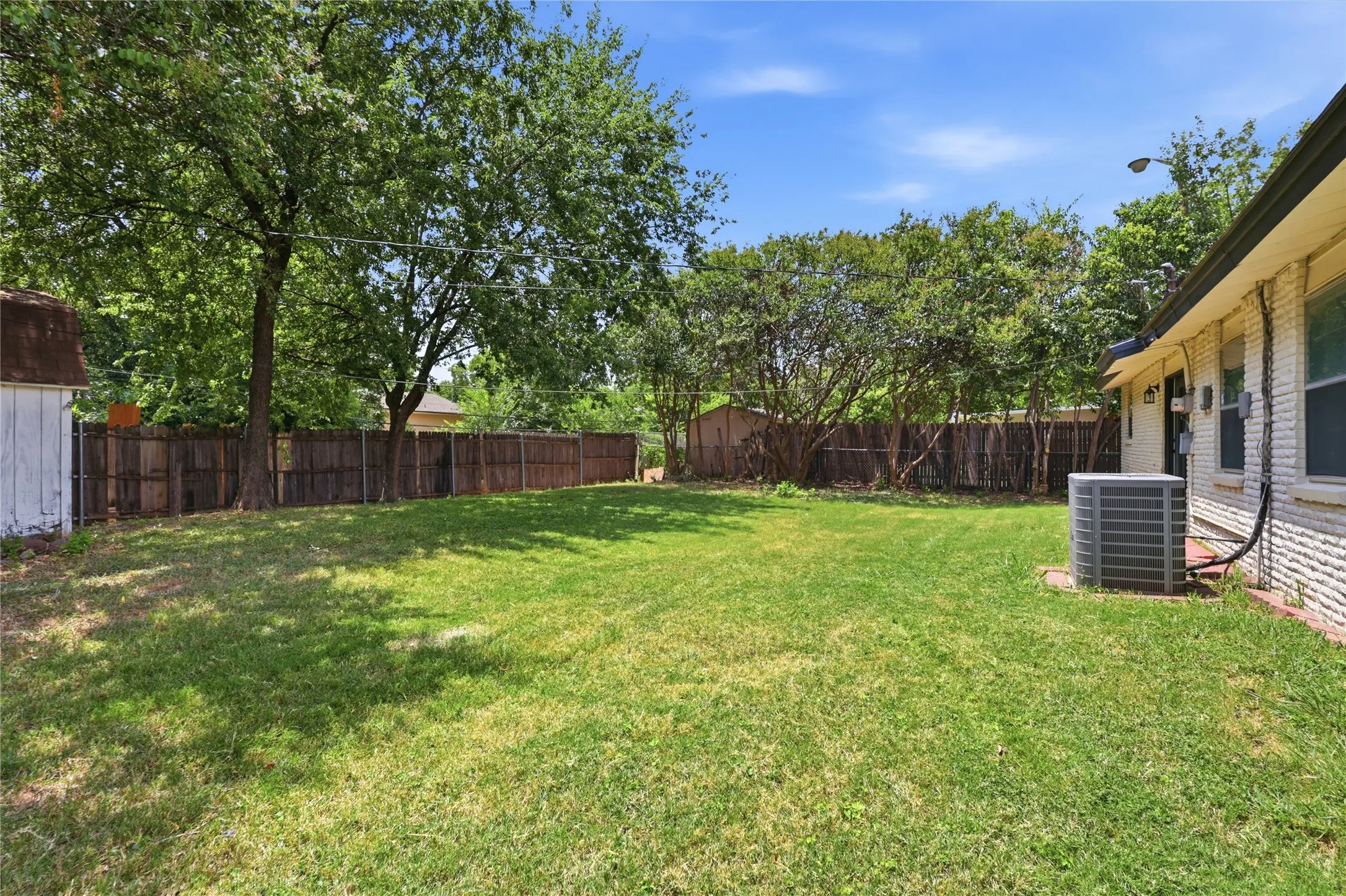 Single Family Residence For Sale in Tarrant County , 2114 Brookshire Street, Arlington, Texas 76010, 3 Bedroom, 2 Bathroom, 1 Garage spaces, 1,173 Sqft, built in 1959, mls#21400800, Real Estate Agent in Arlington, Homes For Sale in Tarrant county, Homes For Sale in Arlington, Realtor in Arlington Texas, Real Estate Brokerage Independent Realty Texas, Luminita Cordes Realtor