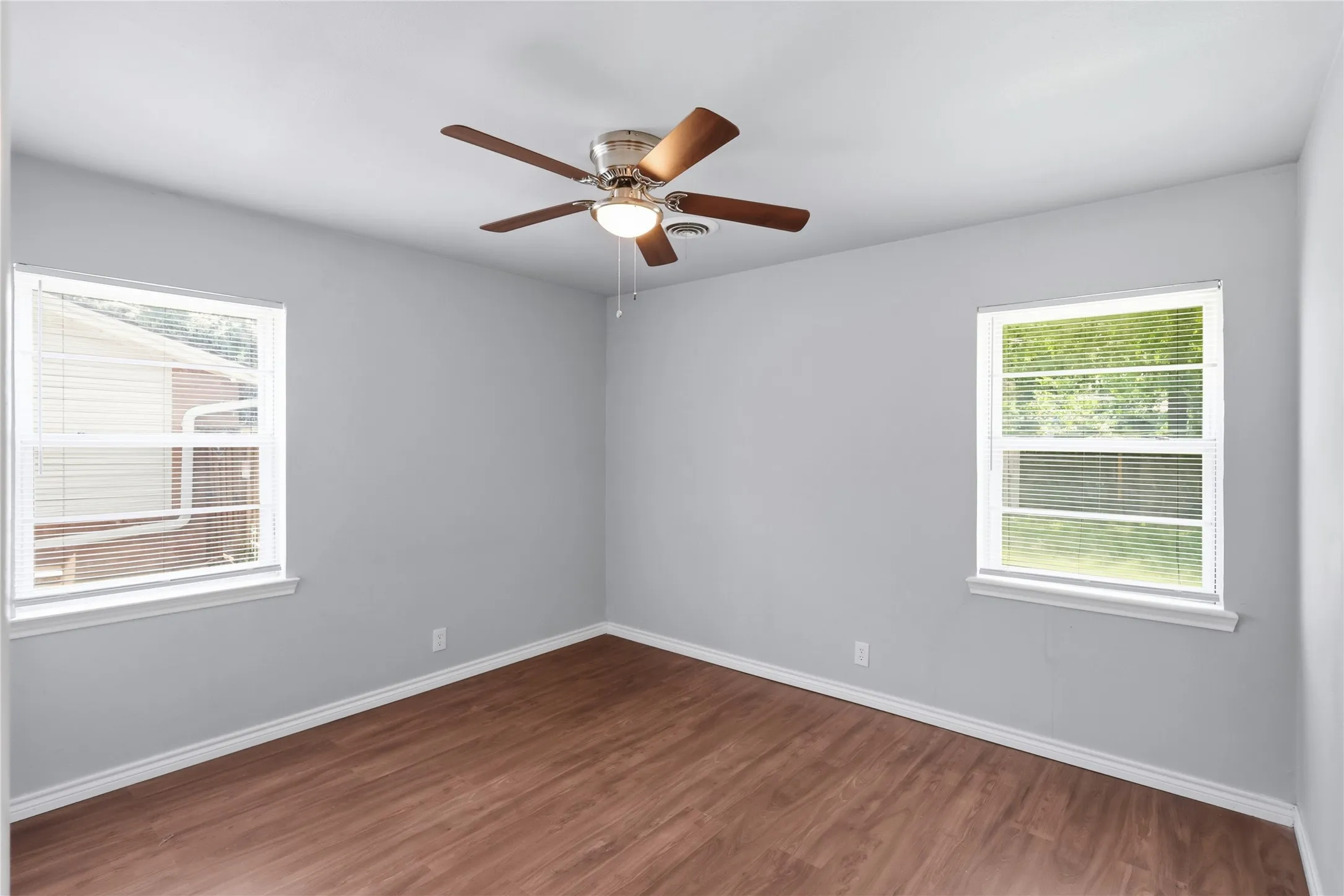 Single Family Residence For Sale in Tarrant County , 2114 Brookshire Street, Arlington, Texas 76010, 3 Bedroom, 2 Bathroom, 1 Garage spaces, 1,173 Sqft, built in 1959, mls#21400800, Real Estate Agent in Arlington, Homes For Sale in Tarrant county, Homes For Sale in Arlington, Realtor in Arlington Texas, Real Estate Brokerage Independent Realty Texas, Luminita Cordes Realtor