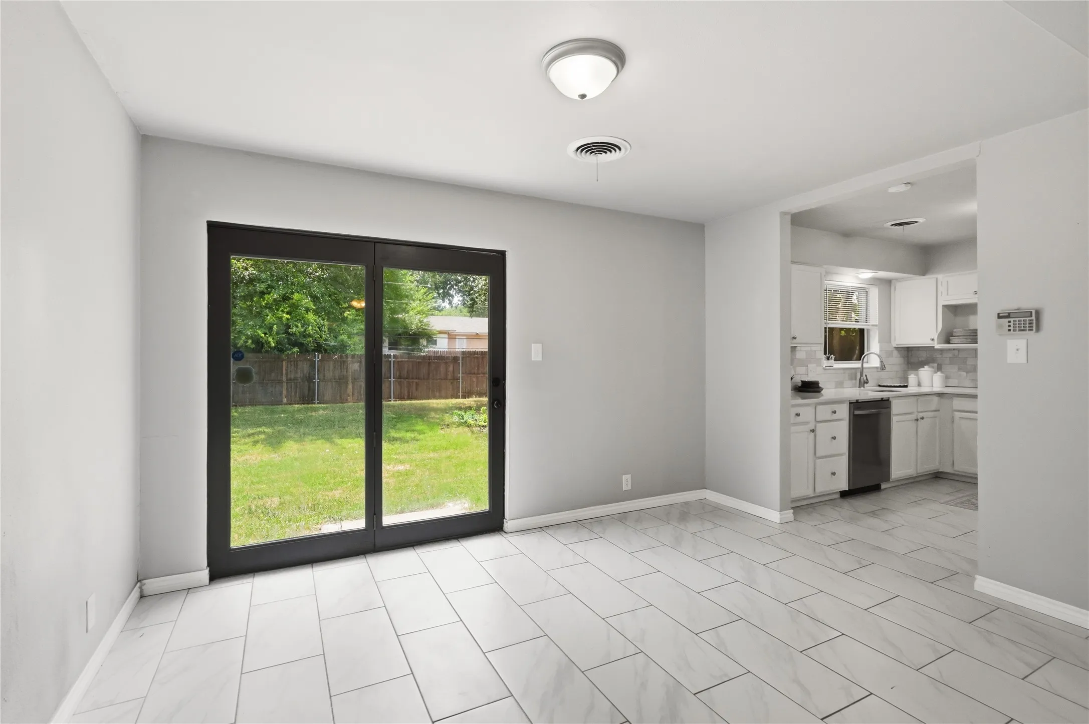 Single Family Residence For Sale in Tarrant County , 2114 Brookshire Street, Arlington, Texas 76010, 3 Bedroom, 2 Bathroom, 1 Garage spaces, 1,173 Sqft, built in 1959, mls#21400800, Real Estate Agent in Arlington, Homes For Sale in Tarrant county, Homes For Sale in Arlington, Realtor in Arlington Texas, Real Estate Brokerage Independent Realty Texas, Luminita Cordes Realtor