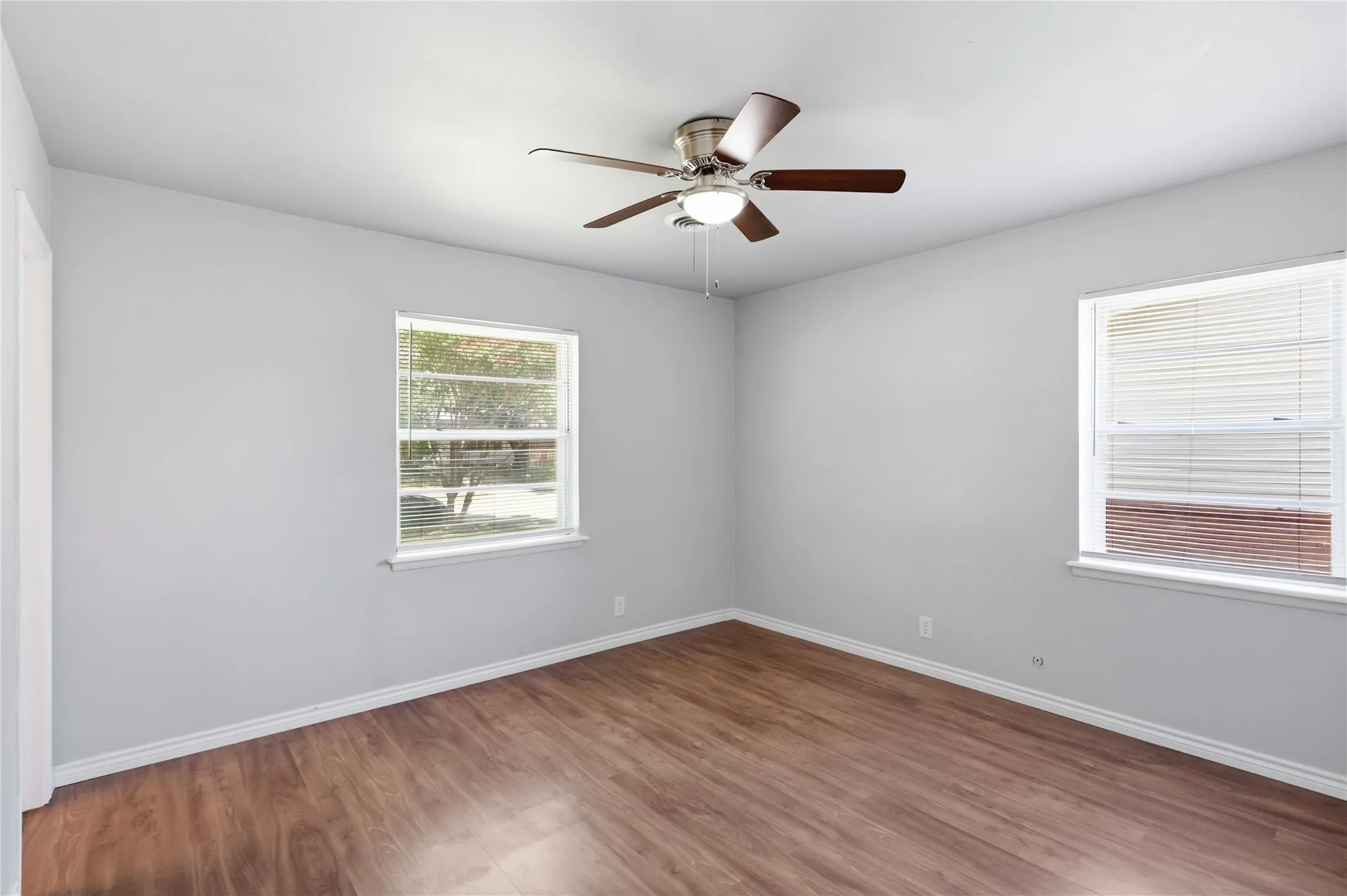 Single Family Residence For Sale in Tarrant County , 2114 Brookshire Street, Arlington, Texas 76010, 3 Bedroom, 2 Bathroom, 1 Garage spaces, 1,173 Sqft, built in 1959, mls#21400800, Real Estate Agent in Arlington, Homes For Sale in Tarrant county, Homes For Sale in Arlington, Realtor in Arlington Texas, Real Estate Brokerage Independent Realty Texas, Luminita Cordes Realtor