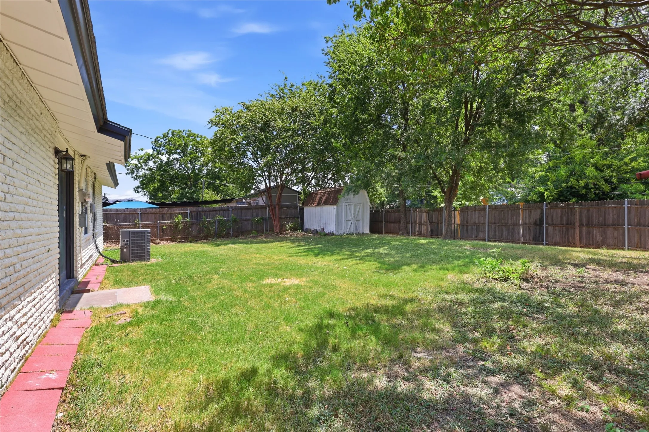 Single Family Residence For Sale in Tarrant County , 2114 Brookshire Street, Arlington, Texas 76010, 3 Bedroom, 2 Bathroom, 1 Garage spaces, 1,173 Sqft, built in 1959, mls#21400800, Real Estate Agent in Arlington, Homes For Sale in Tarrant county, Homes For Sale in Arlington, Realtor in Arlington Texas, Real Estate Brokerage Independent Realty Texas, Luminita Cordes Realtor