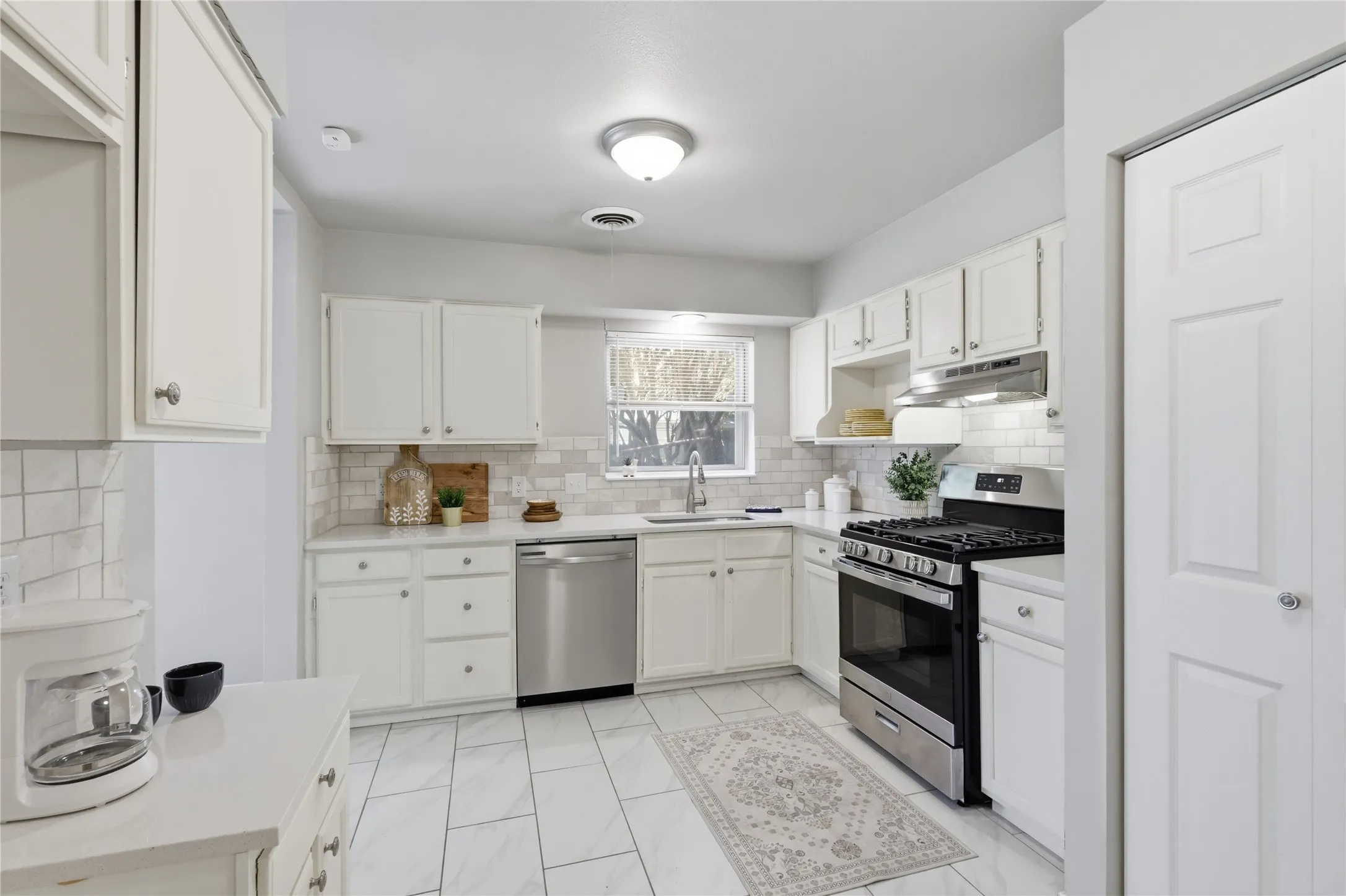 Single Family Residence For Sale in Tarrant County , 2114 Brookshire Street, Arlington, Texas 76010, 3 Bedroom, 2 Bathroom, 1 Garage spaces, 1,173 Sqft, built in 1959, mls#21400800, Real Estate Agent in Arlington, Homes For Sale in Tarrant county, Homes For Sale in Arlington, Realtor in Arlington Texas, Real Estate Brokerage Independent Realty Texas, Luminita Cordes Realtor