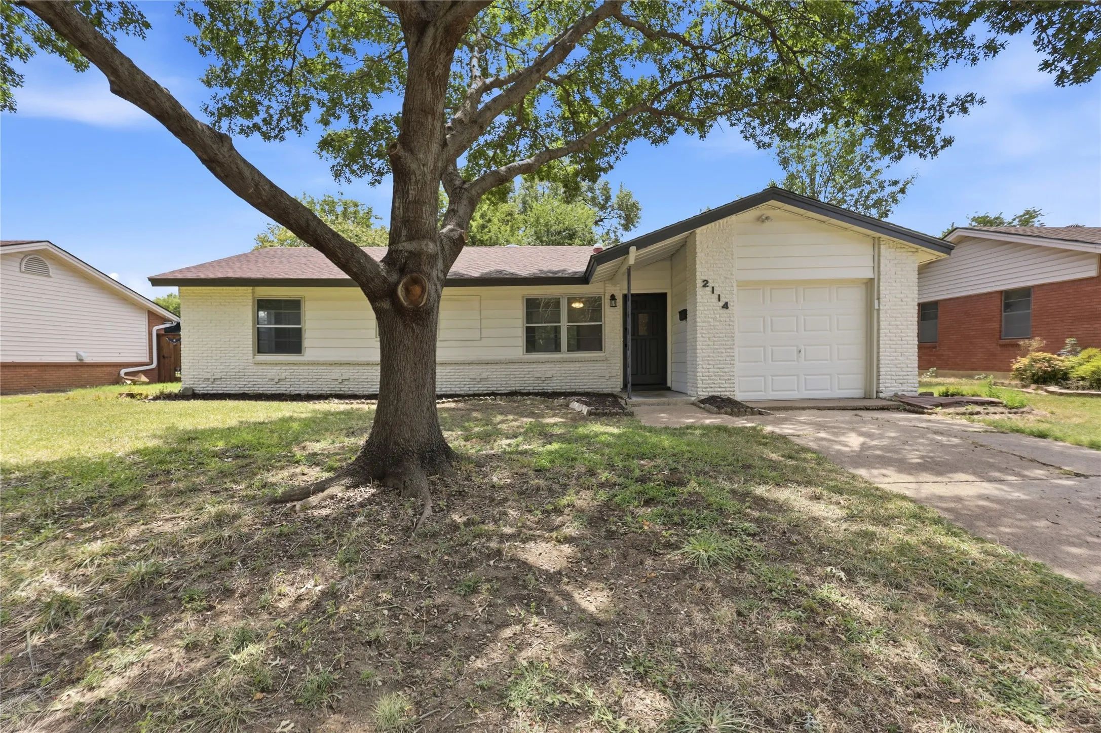 Single Family Residence For Sale in Tarrant County , 2114 Brookshire Street, Arlington, Texas 76010, 3 Bedroom, 2 Bathroom, 1 Garage spaces, 1,173 Sqft, built in 1959, mls#21400800, Real Estate Agent in Arlington, Homes For Sale in Tarrant county, Homes For Sale in Arlington, Realtor in Arlington Texas, Real Estate Brokerage Independent Realty Texas, Luminita Cordes Realtor